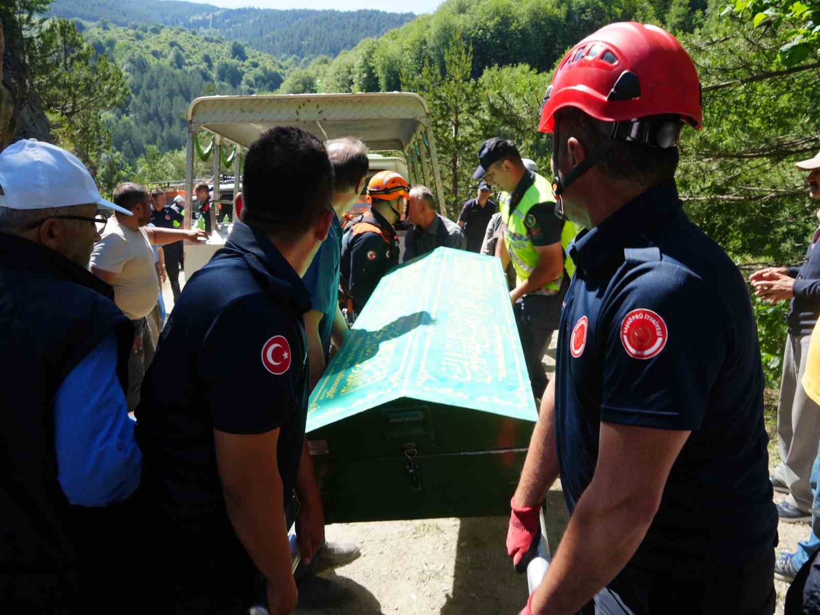 Kayıp iki arkadaş dere yatağına yuvarlanan araçta ölü bulundu