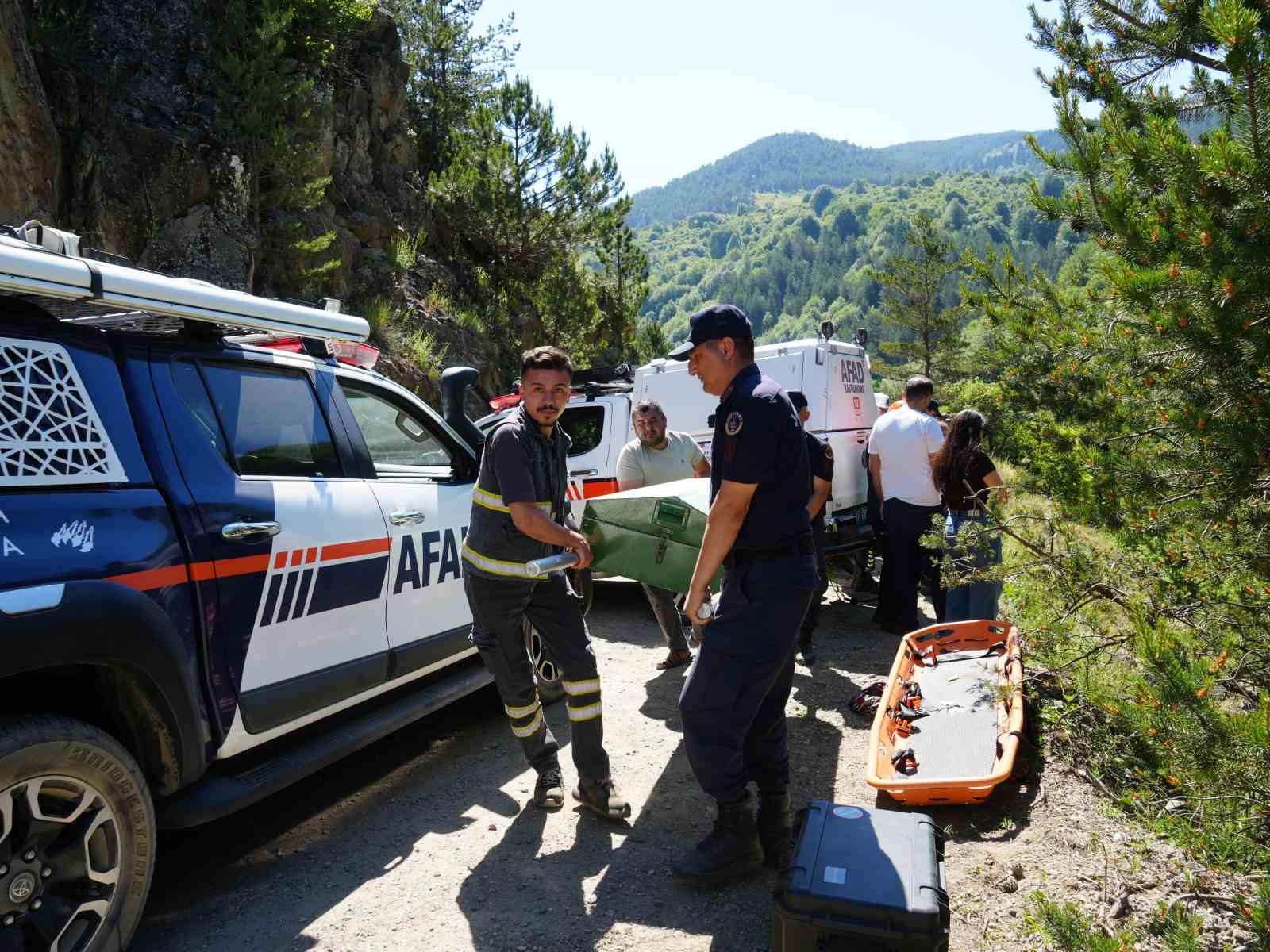 Kayıp iki arkadaş dere yatağına yuvarlanan araçta ölü bulundu
