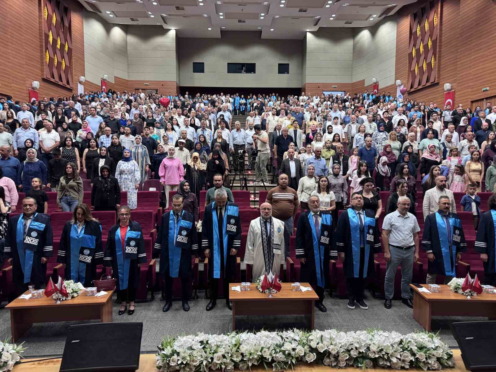 KAYÜ Uygulamalı Bilimler Fakültesi’nde mezuniyet sevinci