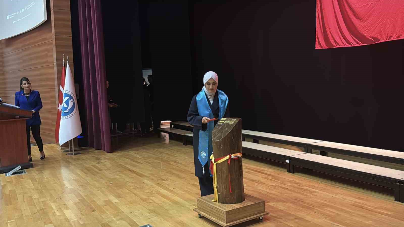 KAYÜ Uygulamalı Bilimler Fakültesi’nde mezuniyet sevinci
