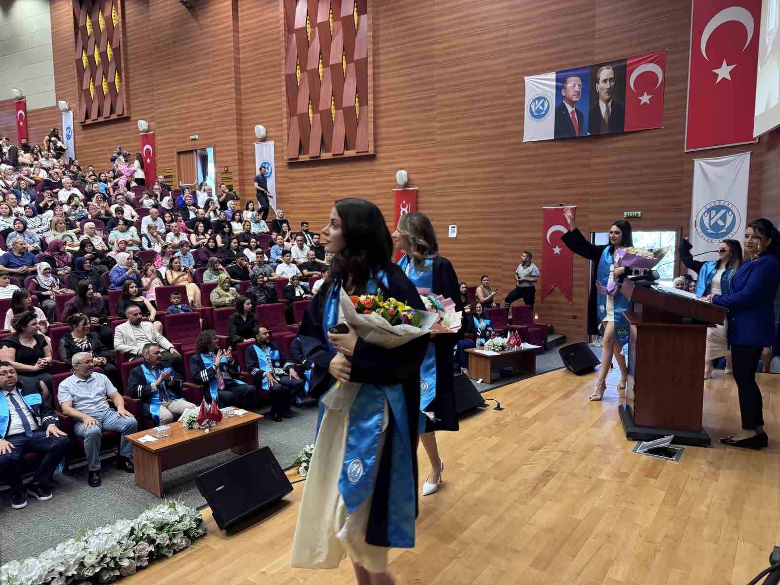 KAYÜ Uygulamalı Bilimler Fakültesi’nde mezuniyet sevinci