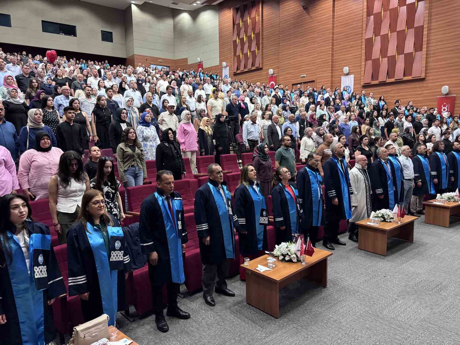 KAYÜ Uygulamalı Bilimler Fakültesi’nde mezuniyet sevinci