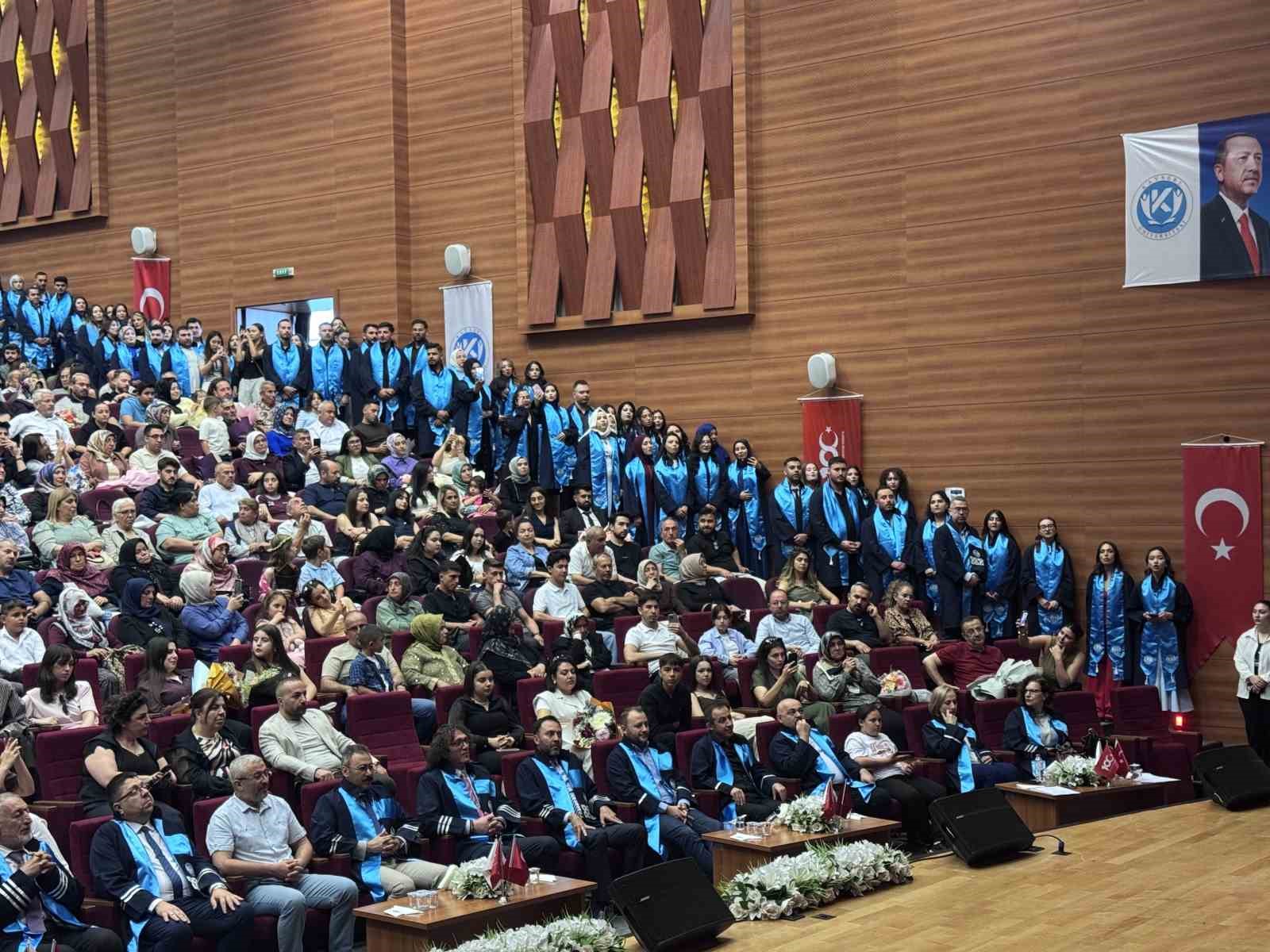 KAYÜ Uygulamalı Bilimler Fakültesi’nde mezuniyet sevinci