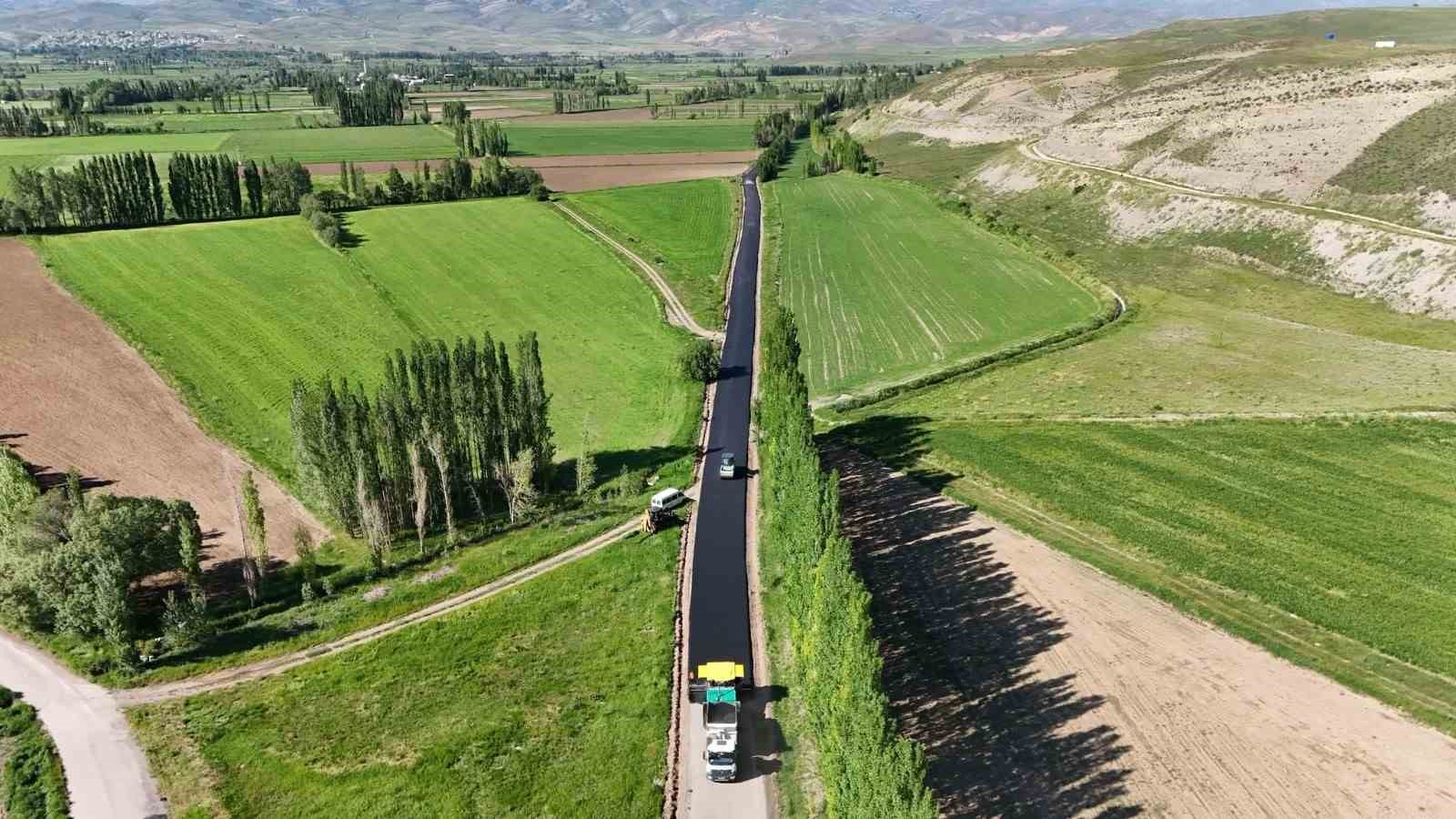 25 köyün ulaşımını sağlayan İspir grup yolu asfaltlanıyor