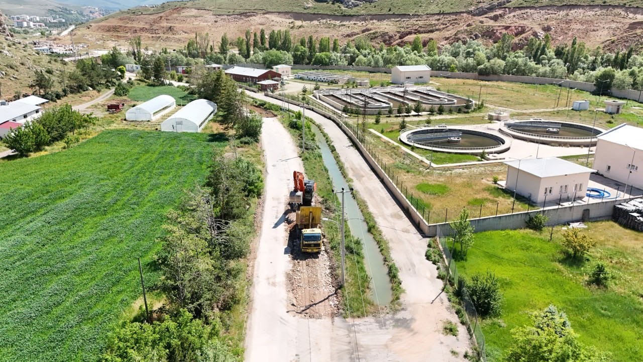 25 köyün ulaşımını sağlayan İspir grup yolu asfaltlanıyor