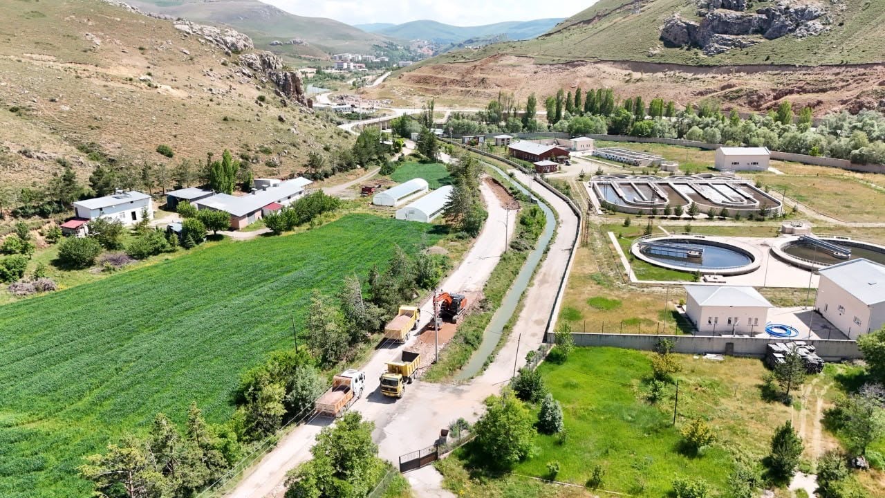 25 köyün ulaşımını sağlayan İspir grup yolu asfaltlanıyor