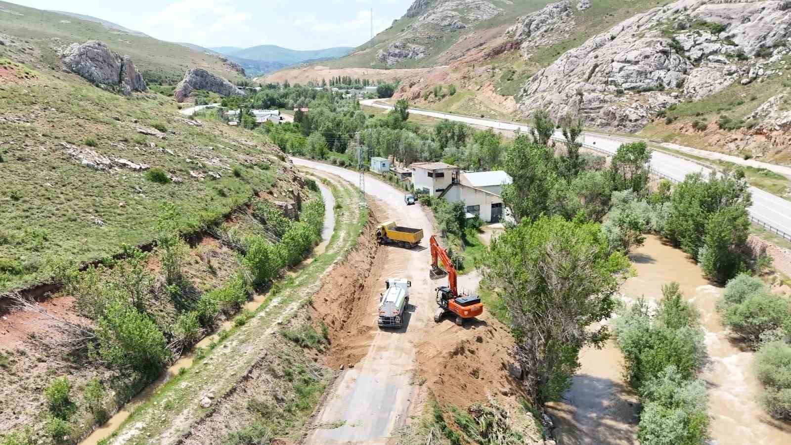 25 köyün ulaşımını sağlayan İspir grup yolu asfaltlanıyor