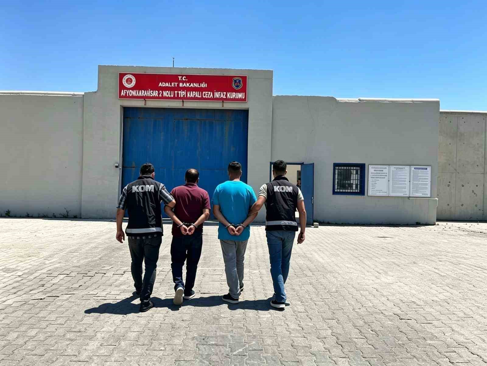 Kaçakçılık suçundan aranan 2 şahsı polis yakaladı