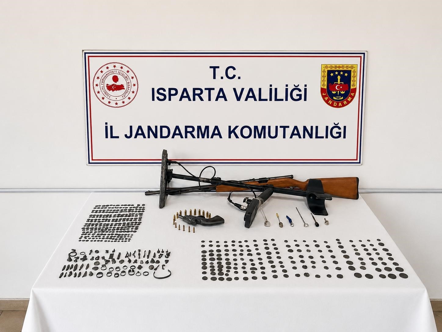 Isparta’da tarihi eser kaçakçılığı operasyonu: 421 sikke ele geçirildi