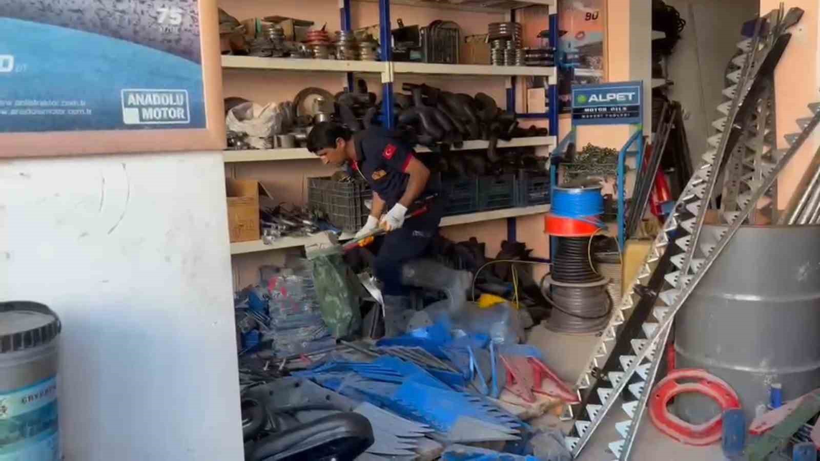 Adilcevaz’da iş yerine giren yılan ekipleri harekete geçirdi