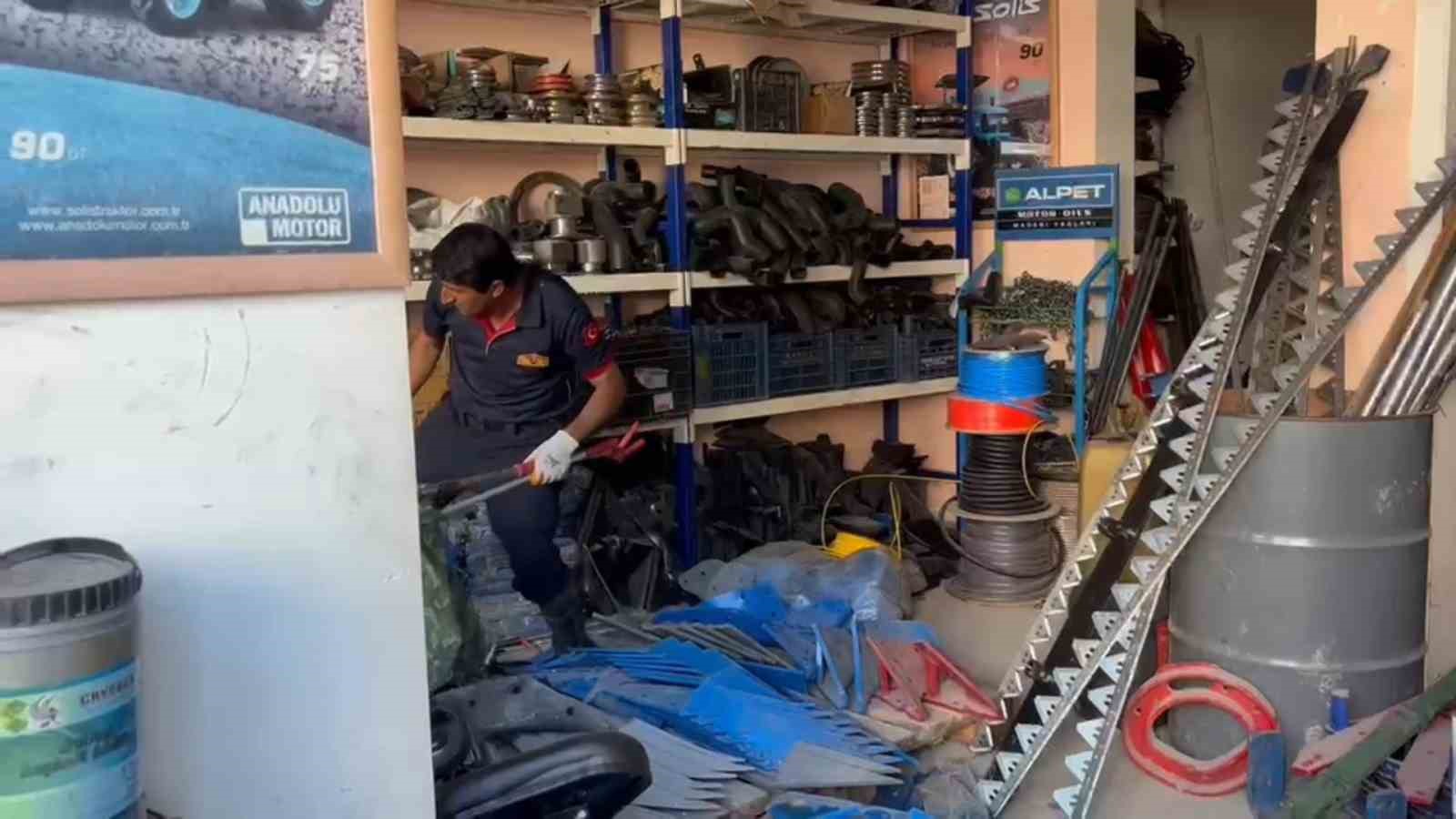Adilcevaz’da iş yerine giren yılan ekipleri harekete geçirdi