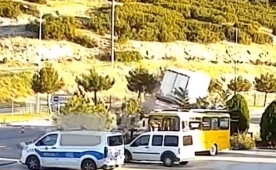 Isparta’da kontrolden çıkan tır devrildi