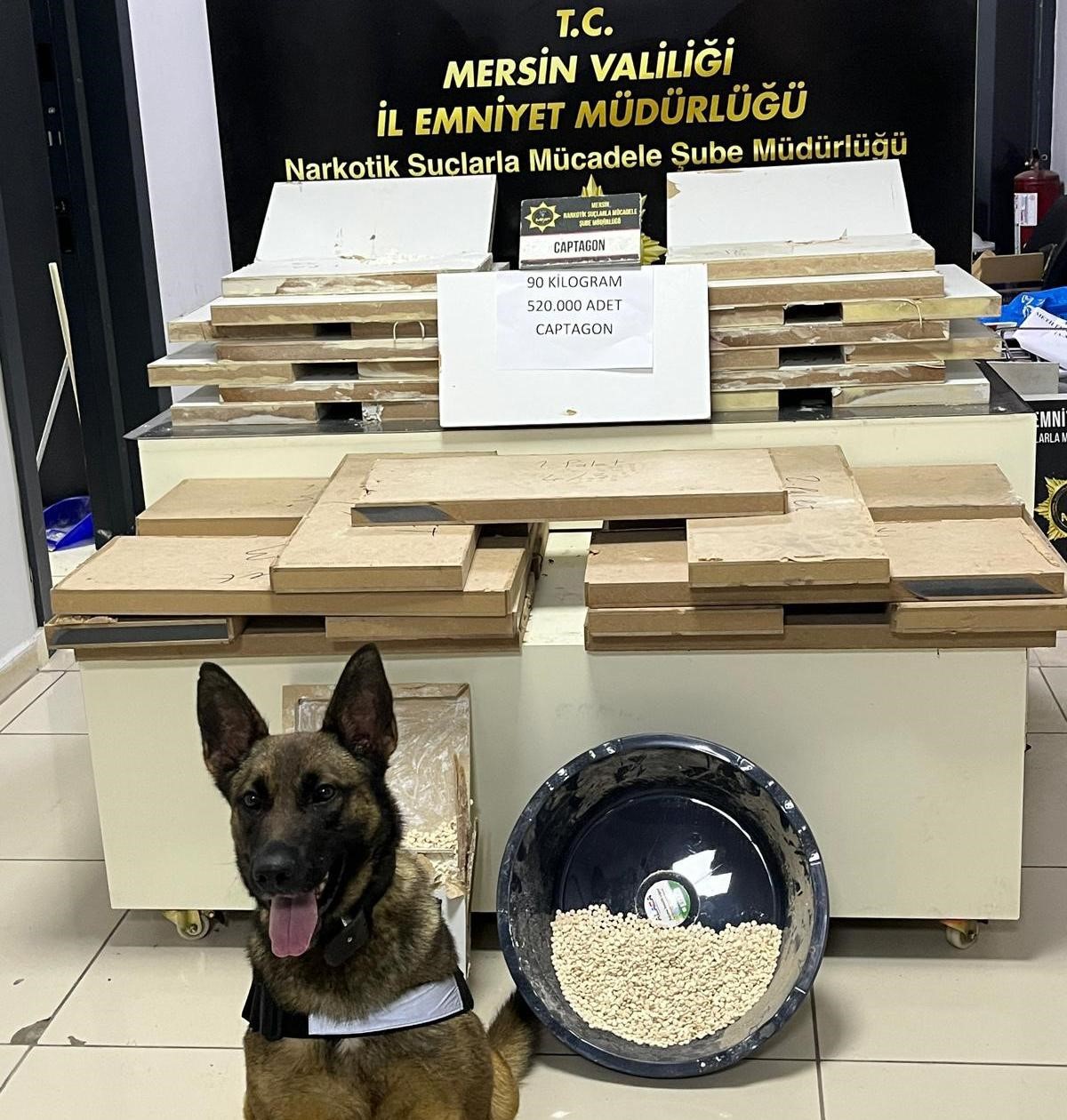 Mersin’de TV ünitelerine gizlenmiş 520 bin uyuşturucu hap ele geçirildi