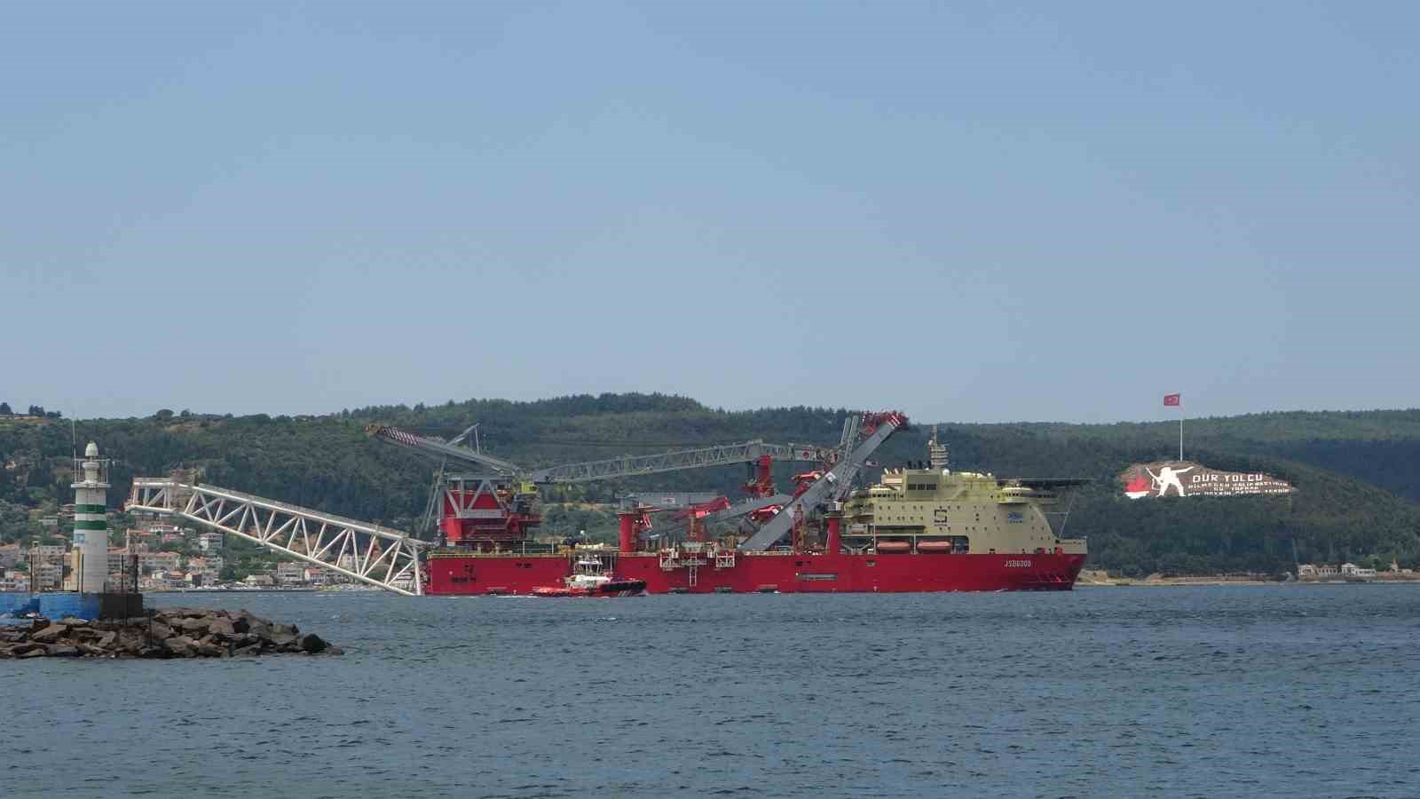 Boru döşeme gemisi ’JSD 6000’ Çanakkale Boğazı’ndan geçti