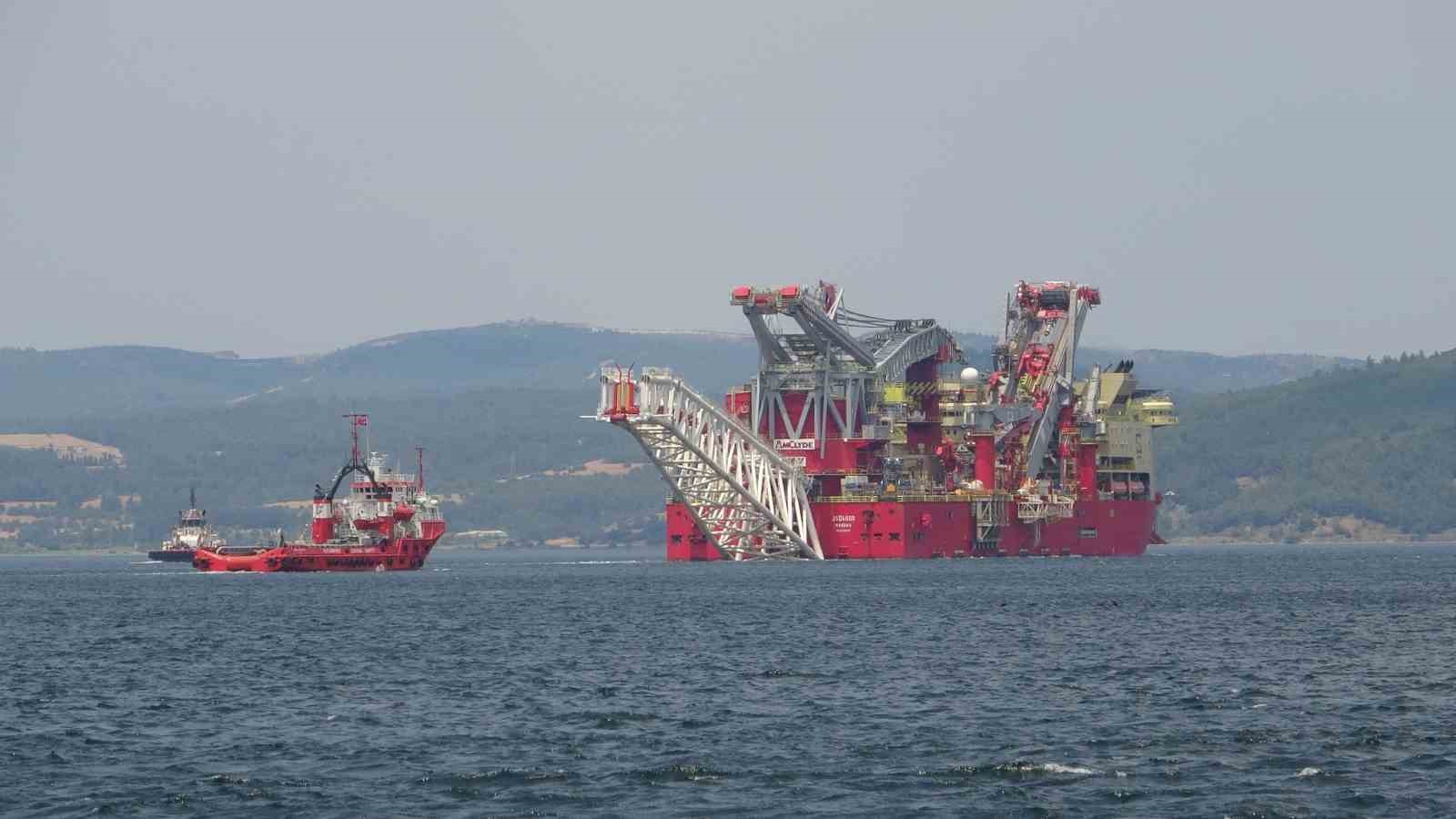 Boru döşeme gemisi ’JSD 6000’ Çanakkale Boğazı’ndan geçti