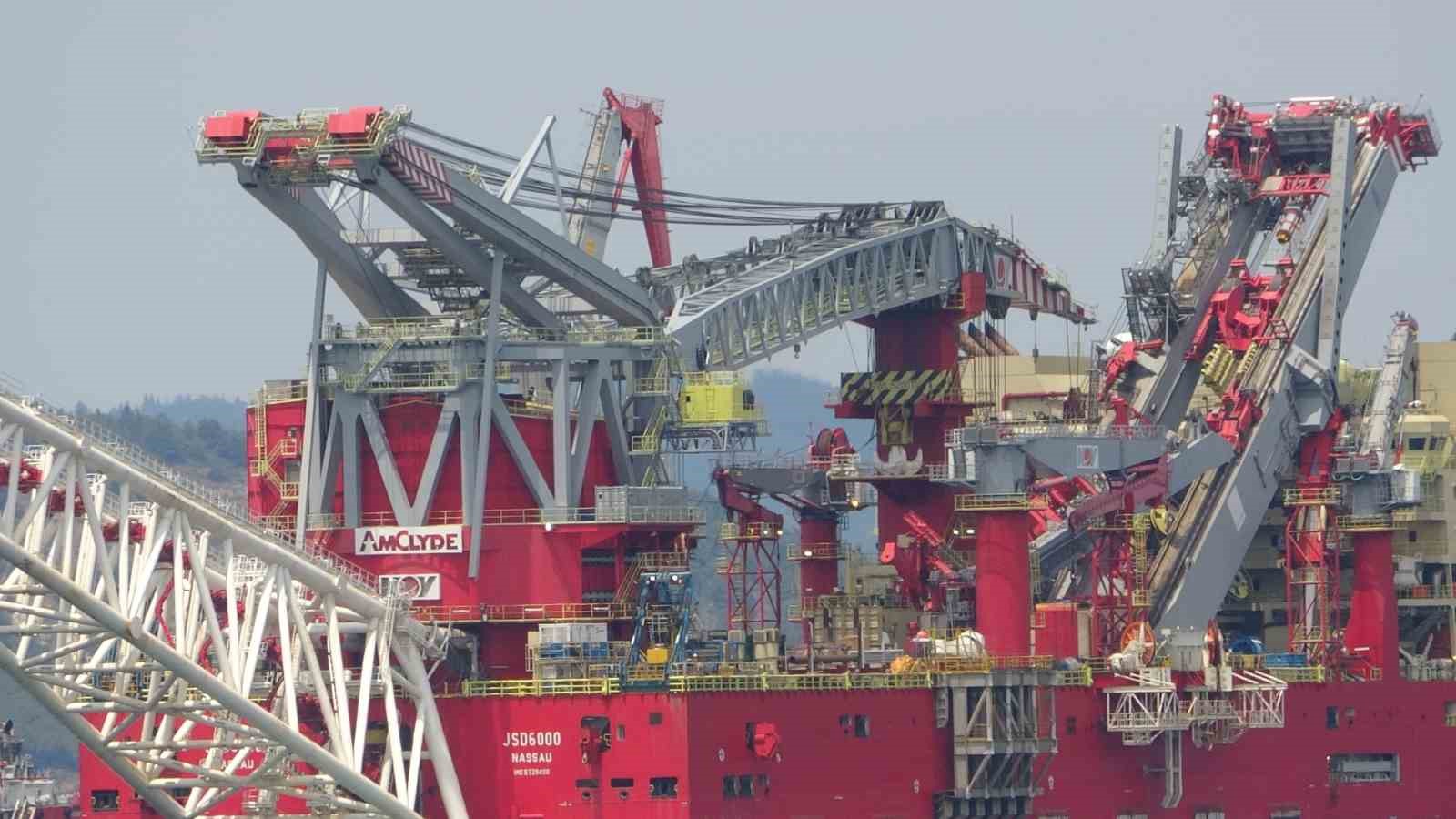 Boru döşeme gemisi ’JSD 6000’ Çanakkale Boğazı’ndan geçti