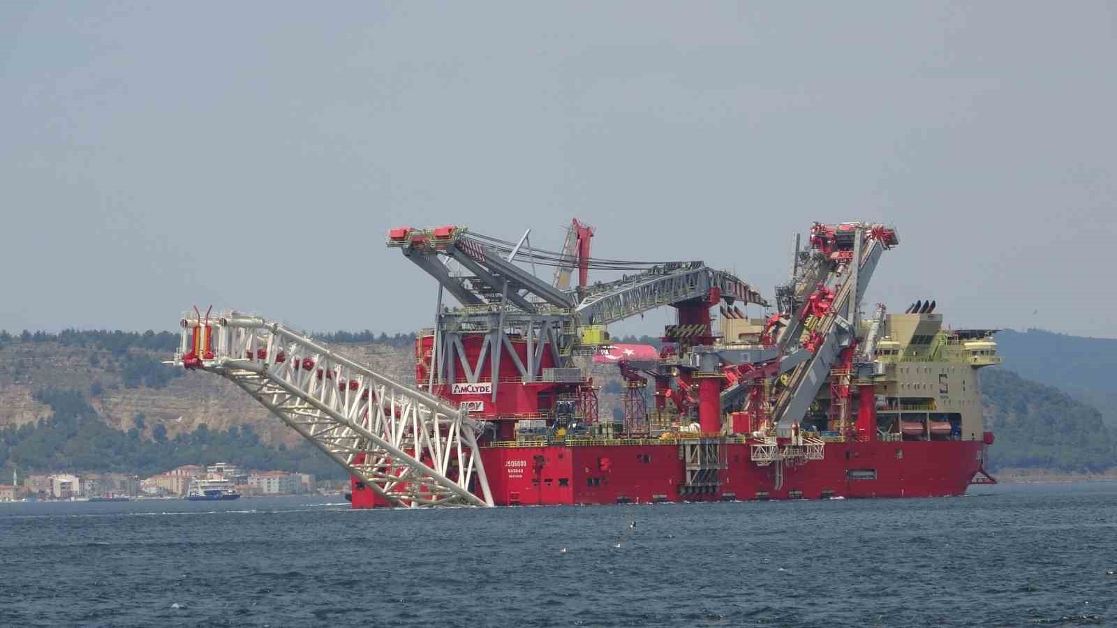 Boru döşeme gemisi ’JSD 6000’ Çanakkale Boğazı’ndan geçti
