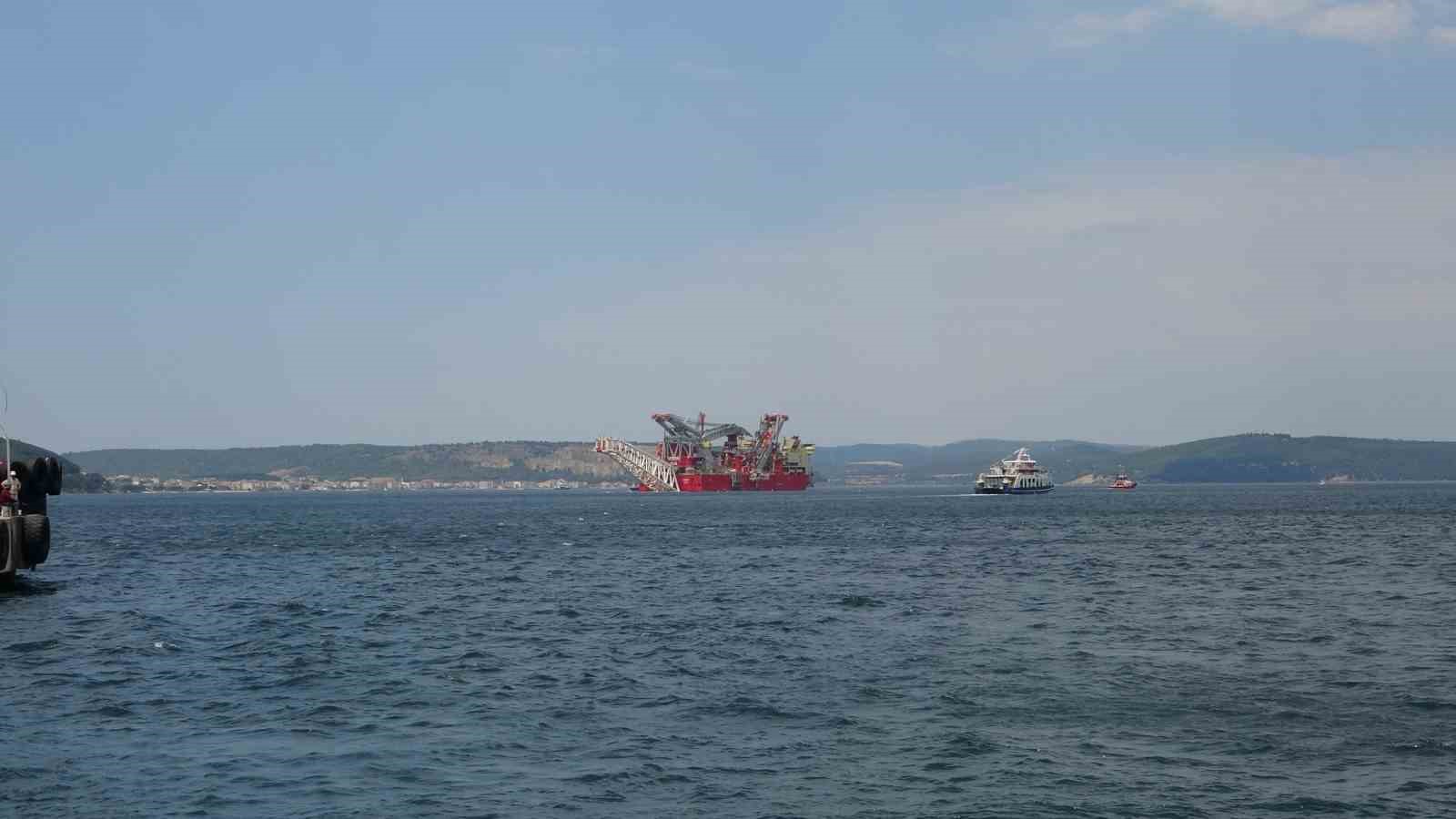 Boru döşeme gemisi ’JSD 6000’ Çanakkale Boğazı’ndan geçti