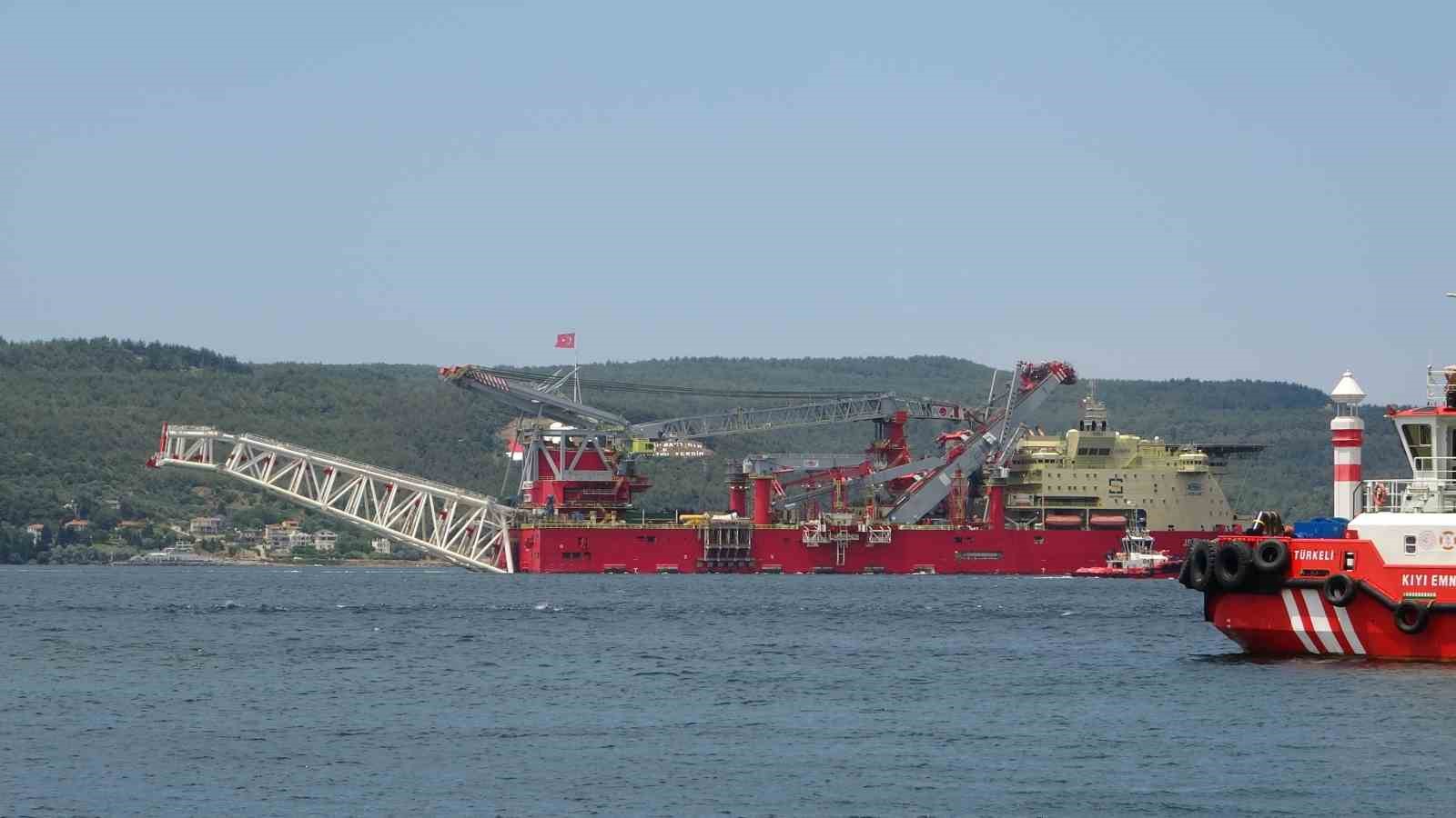 Boru döşeme gemisi ’JSD 6000’ Çanakkale Boğazı’ndan geçti