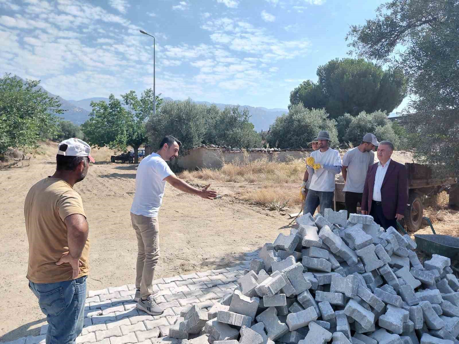Buharkent’te bozulan sokaklarda kilit parke çalışması sürüyor