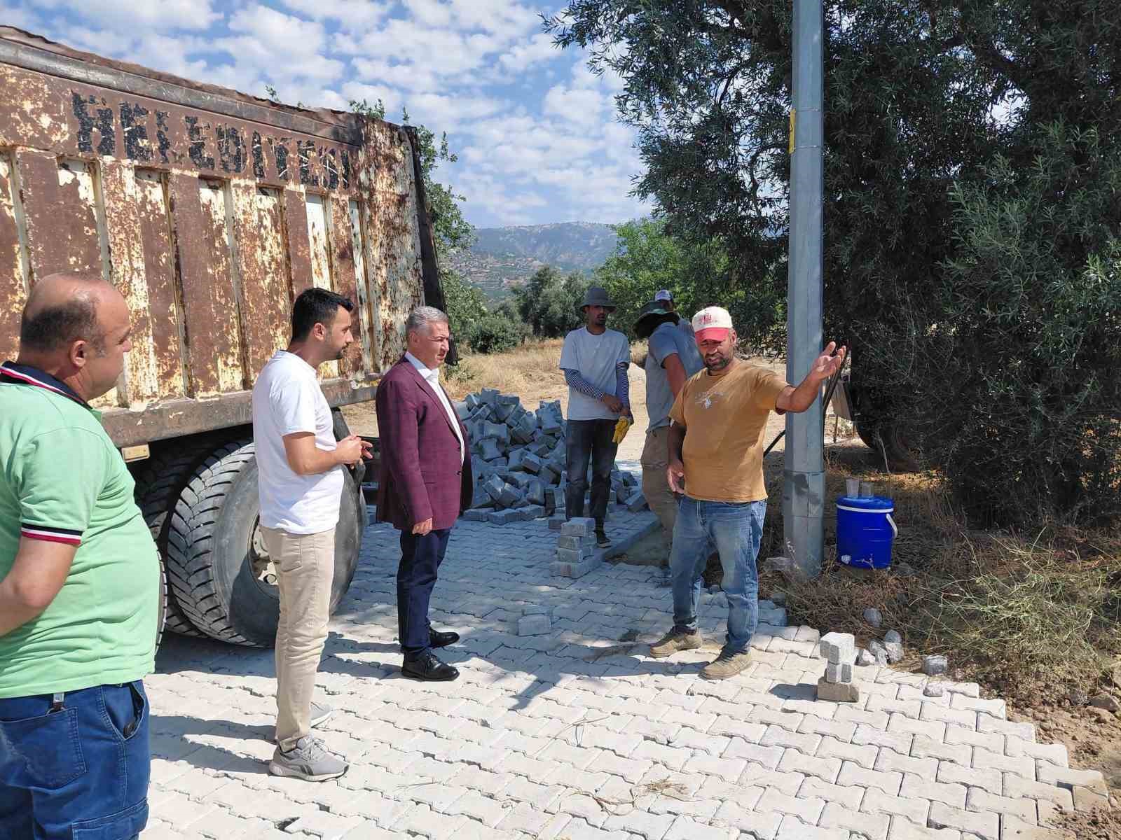 Buharkent’te bozulan sokaklarda kilit parke çalışması sürüyor