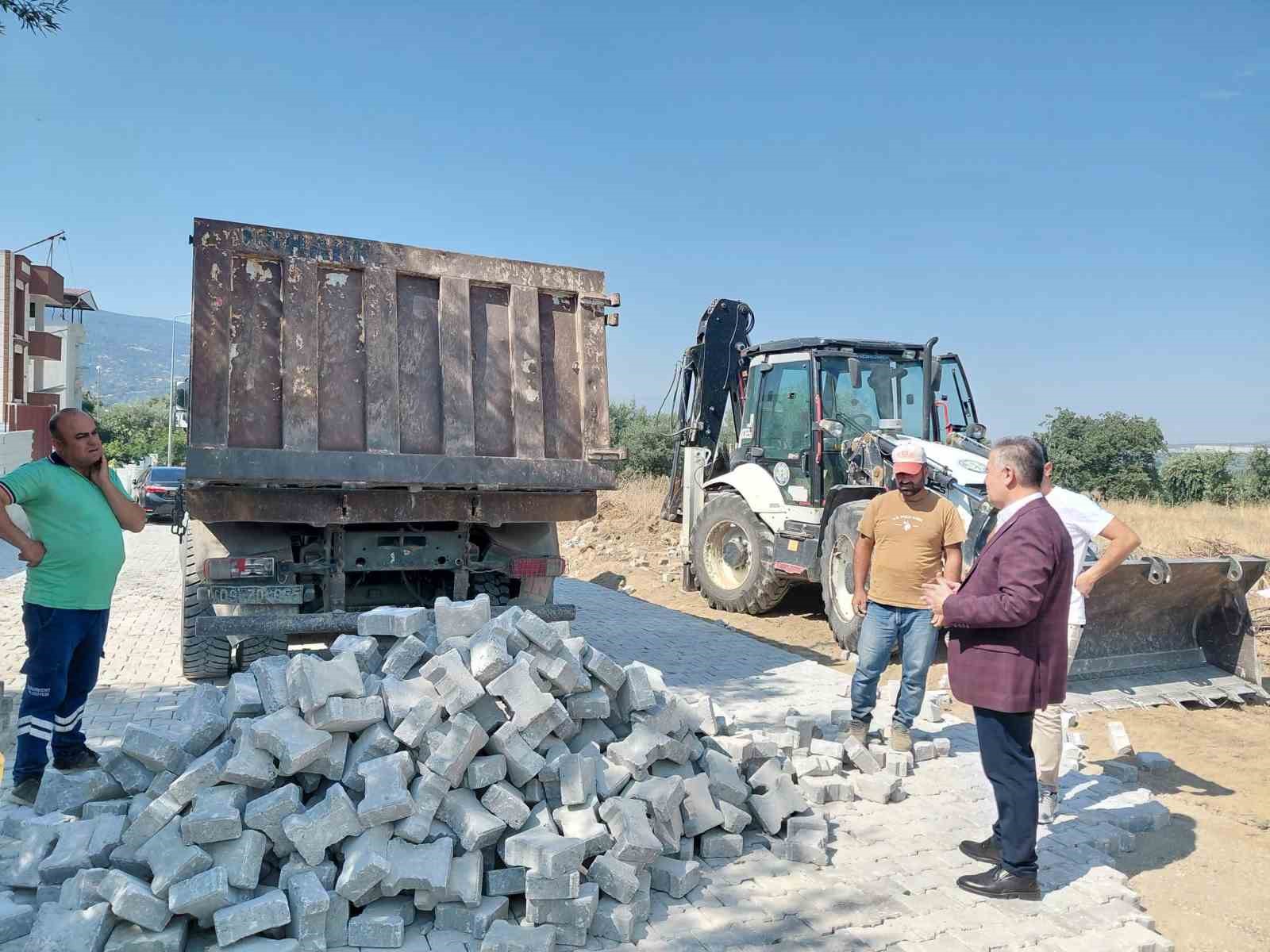 Buharkent’te bozulan sokaklarda kilit parke çalışması sürüyor