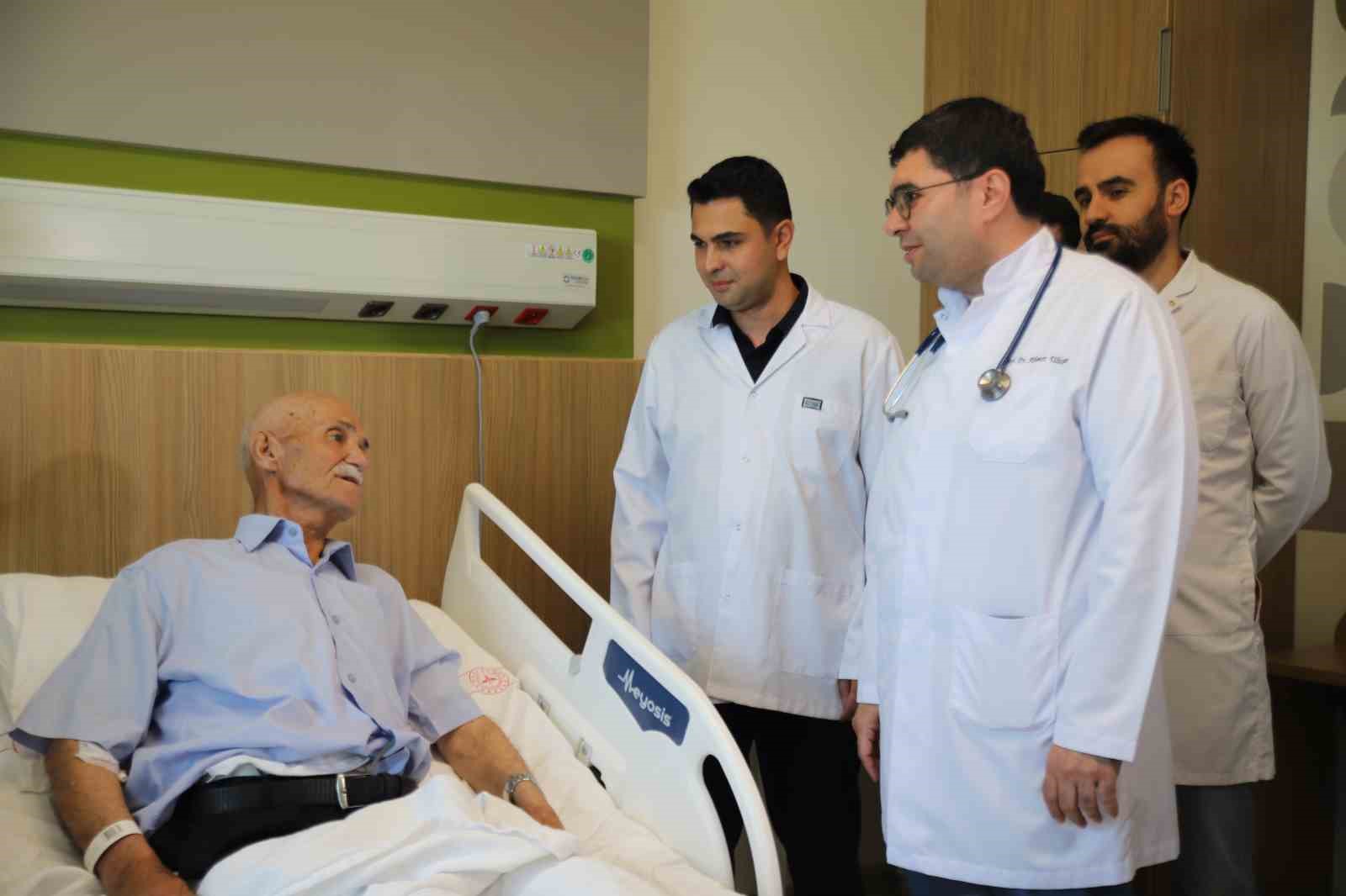 Karaciğerinde 13 santimetrelik tümör bulunan hasta 10 saatlik ameliyatla sağlığına kavuştu