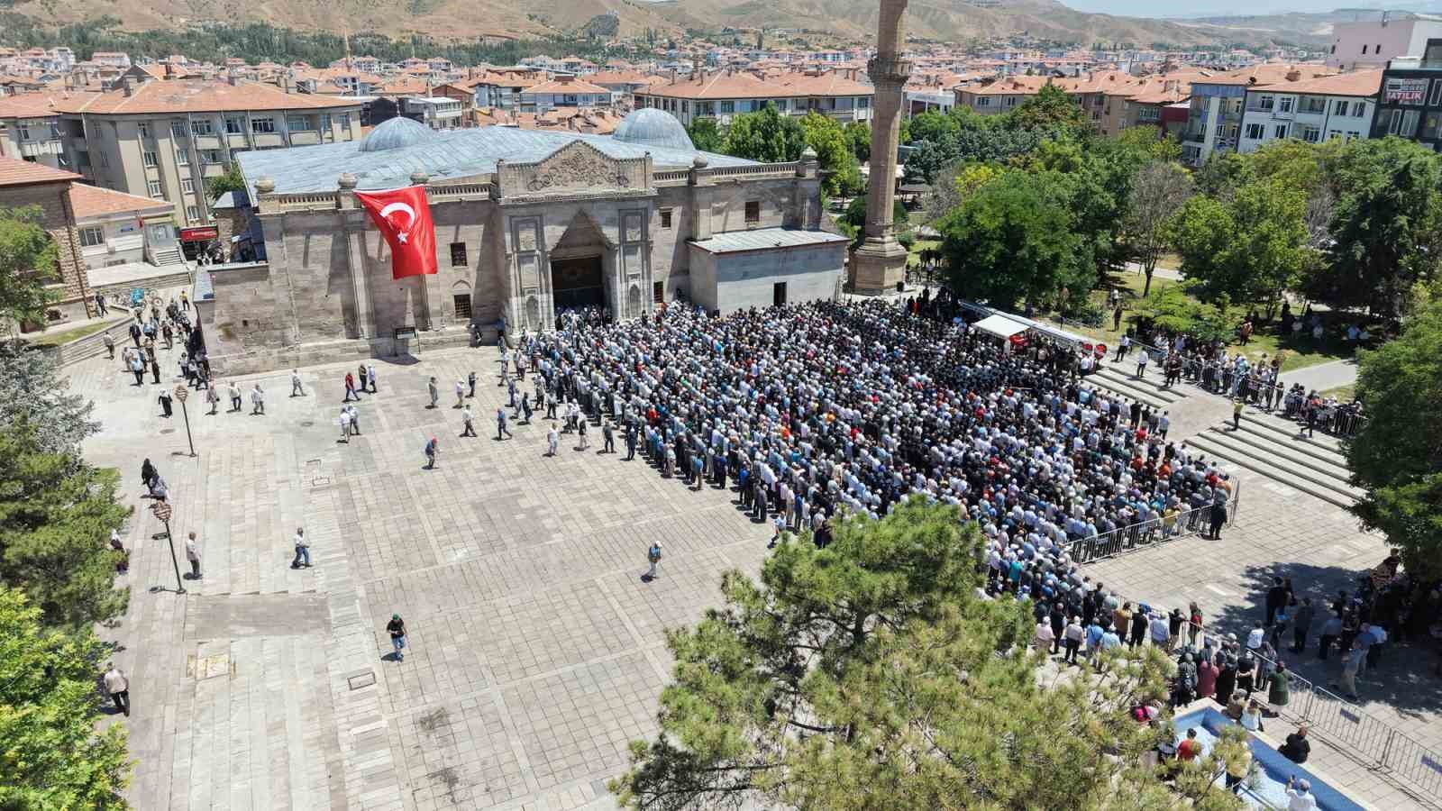 Aksaraylı şehit törenle son yolculuğuna uğurlandı