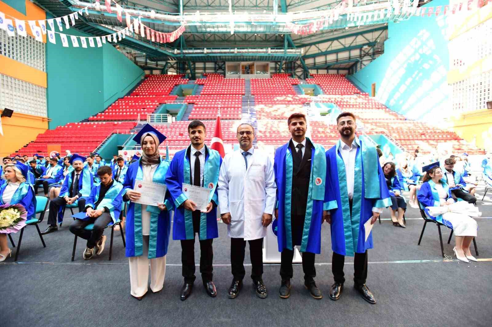 YYÜ Tıp Fakültesi’nde mezuniyet coşkusu: Genç hekimler diplomalarını aldı