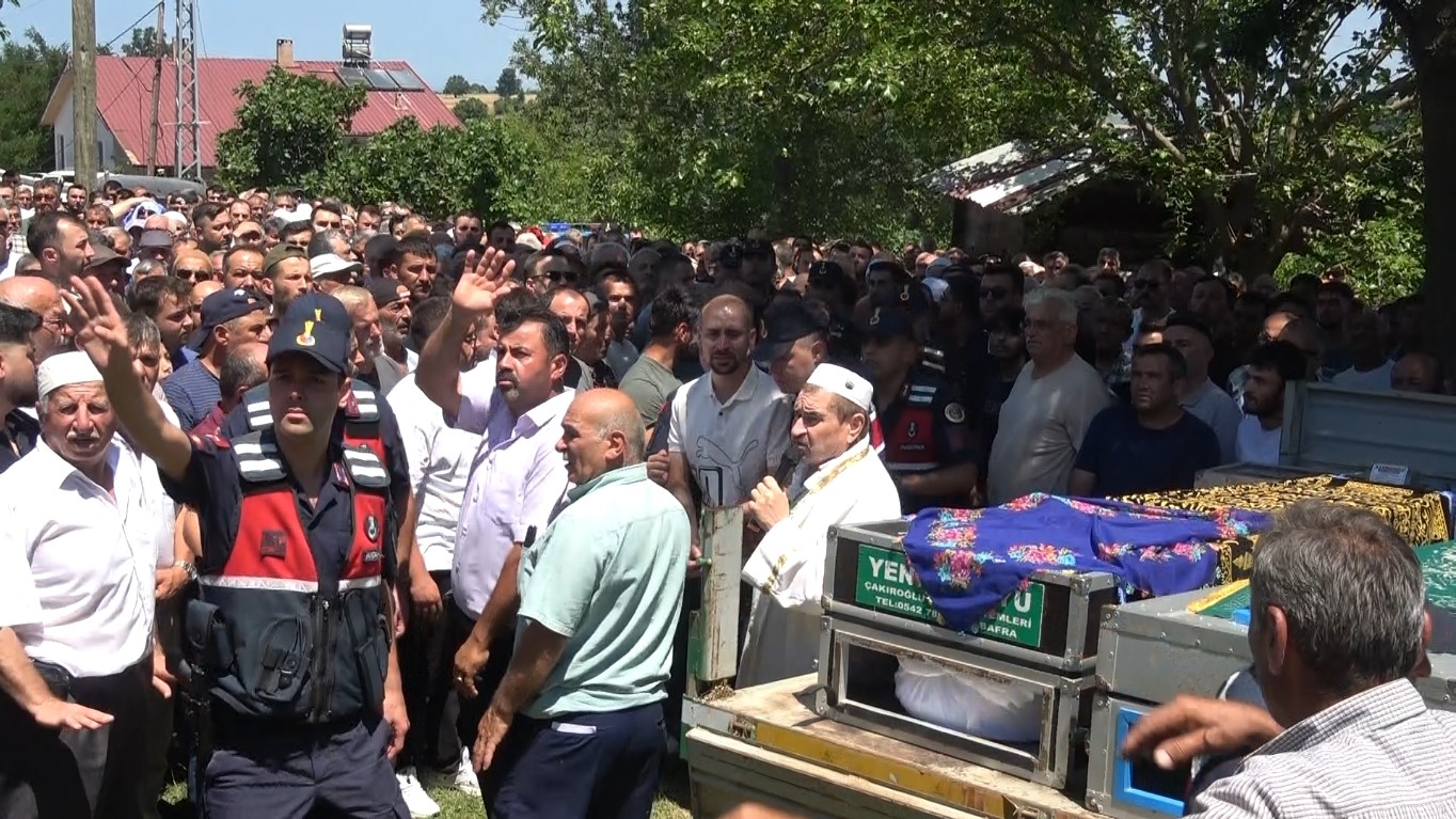 Trafik kazasında hayatını kaybeden karı koca toprağa verildi