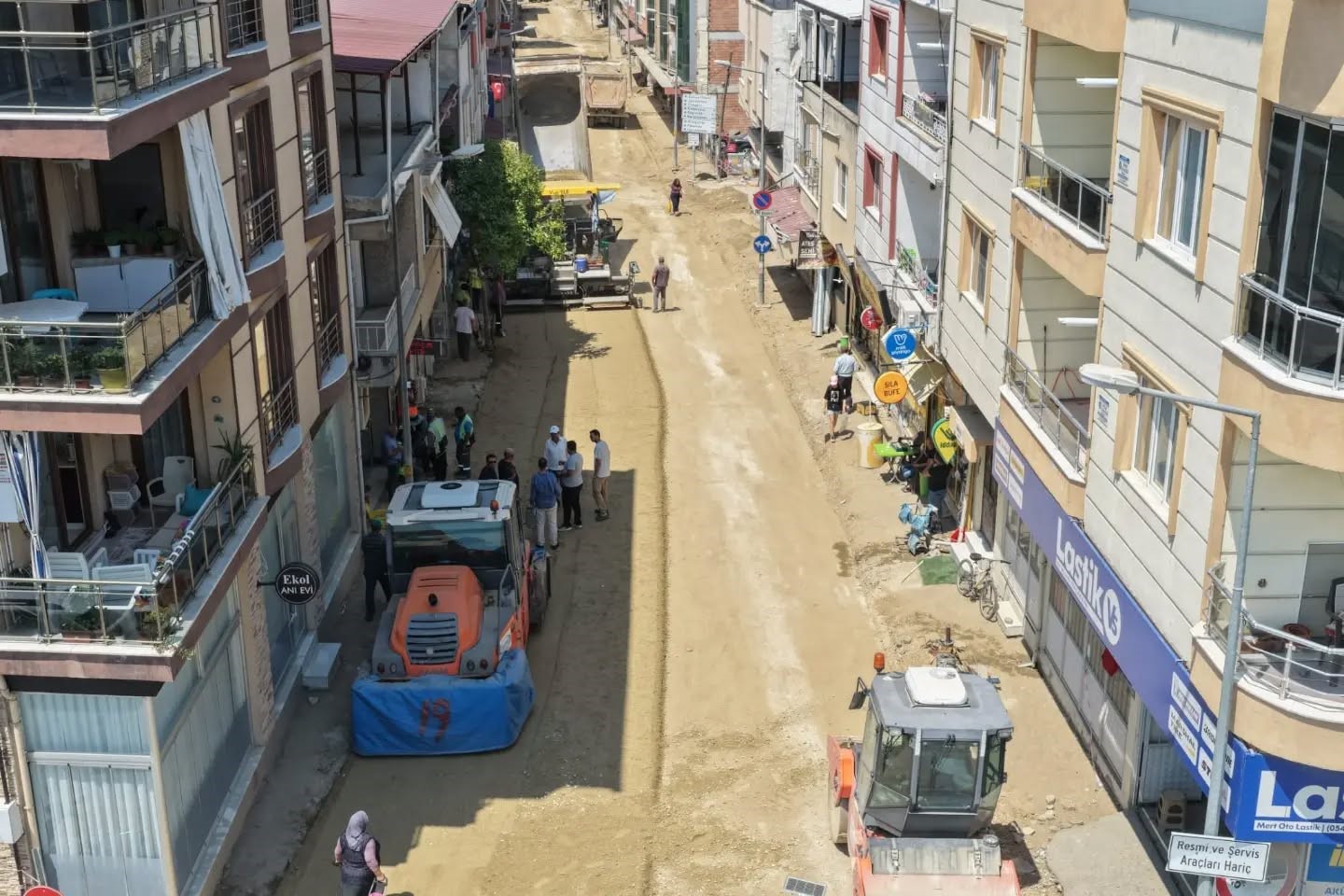 Yenipazar’da sıcak asfalt çalışmaları hız kesmeden sürüyor