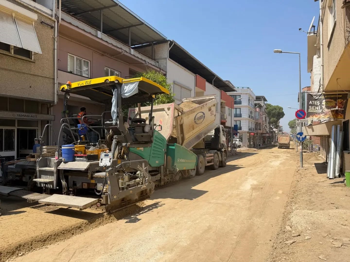 Yenipazar’da sıcak asfalt çalışmaları hız kesmeden sürüyor