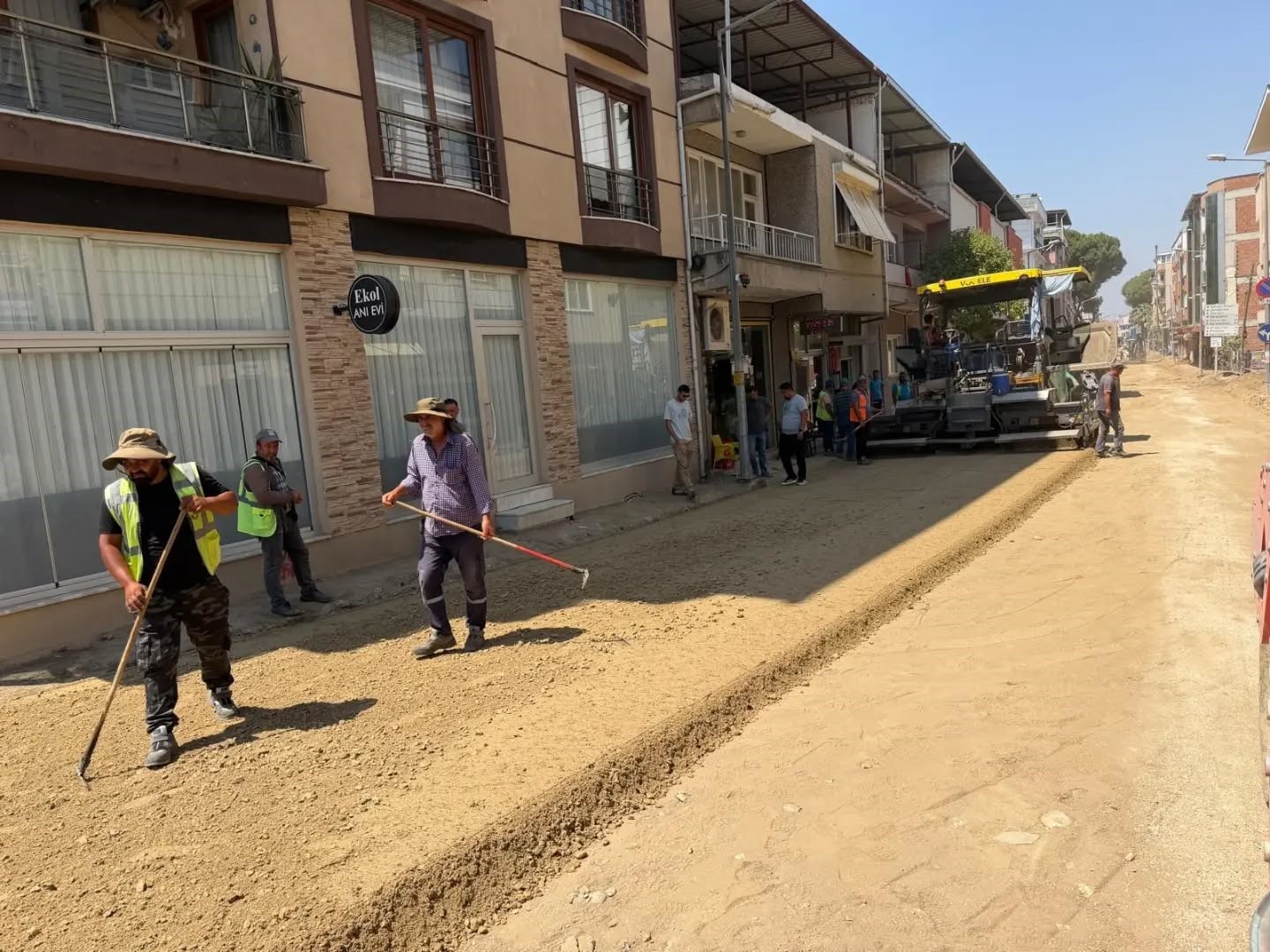 Yenipazar’da sıcak asfalt çalışmaları hız kesmeden sürüyor