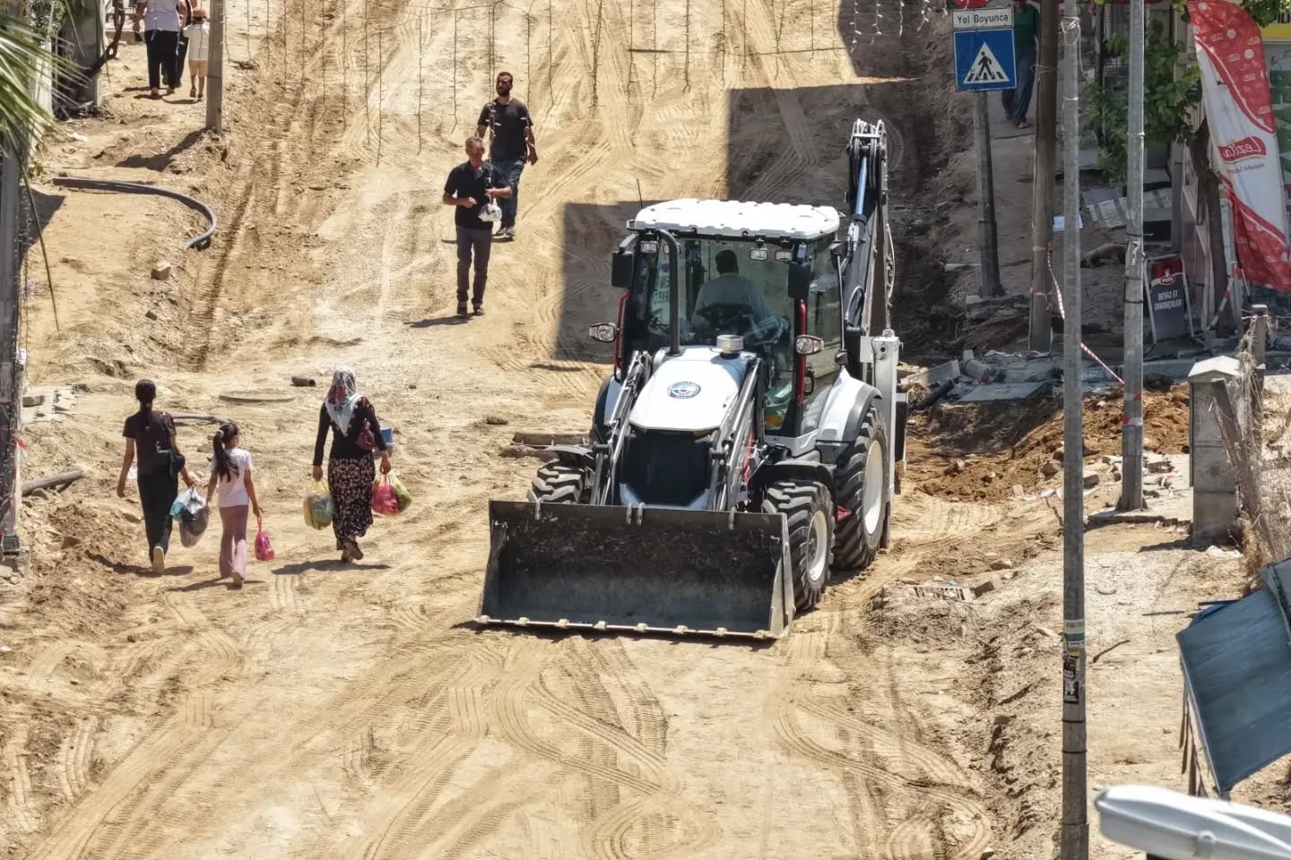 Yenipazar’da sıcak asfalt çalışmaları hız kesmeden sürüyor