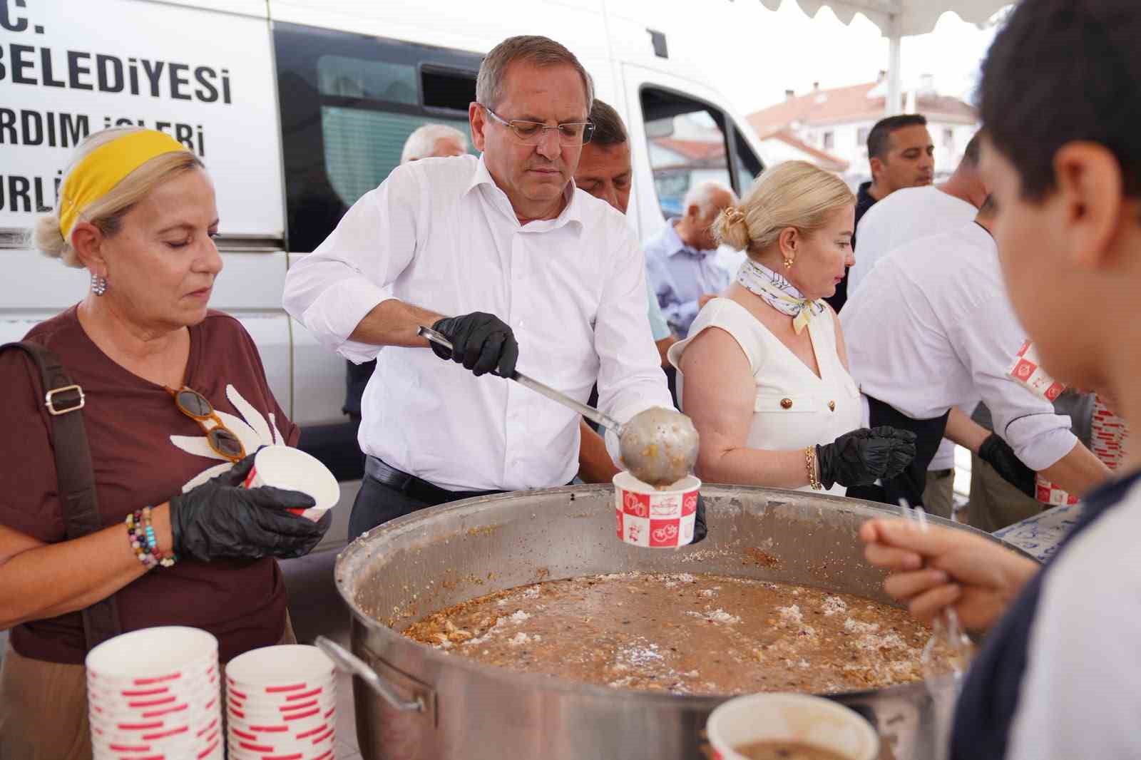 Ayvalık’ta binlerce kişiye aşure ikram edildi