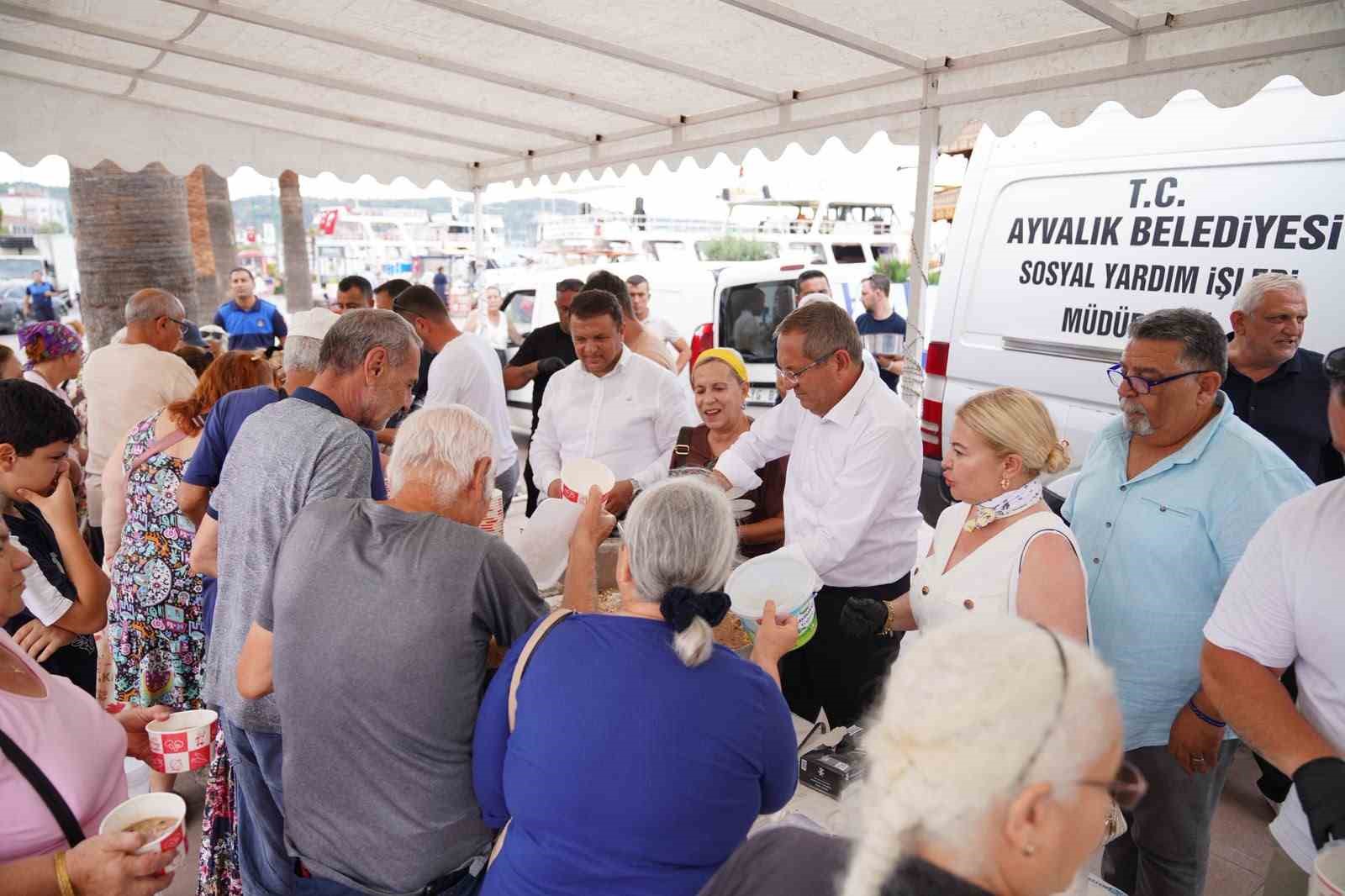 Ayvalık’ta binlerce kişiye aşure ikram edildi