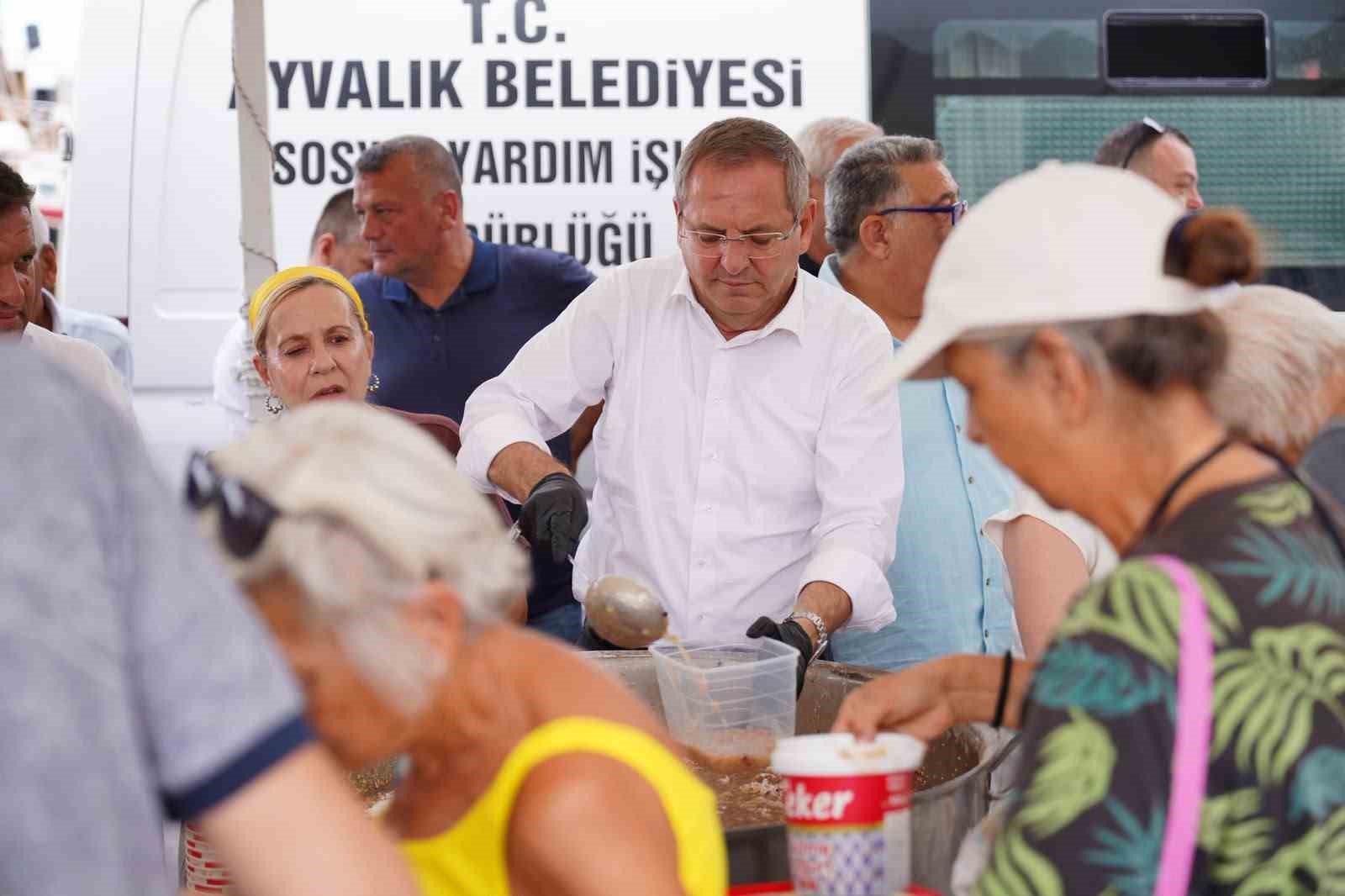 Ayvalık’ta binlerce kişiye aşure ikram edildi