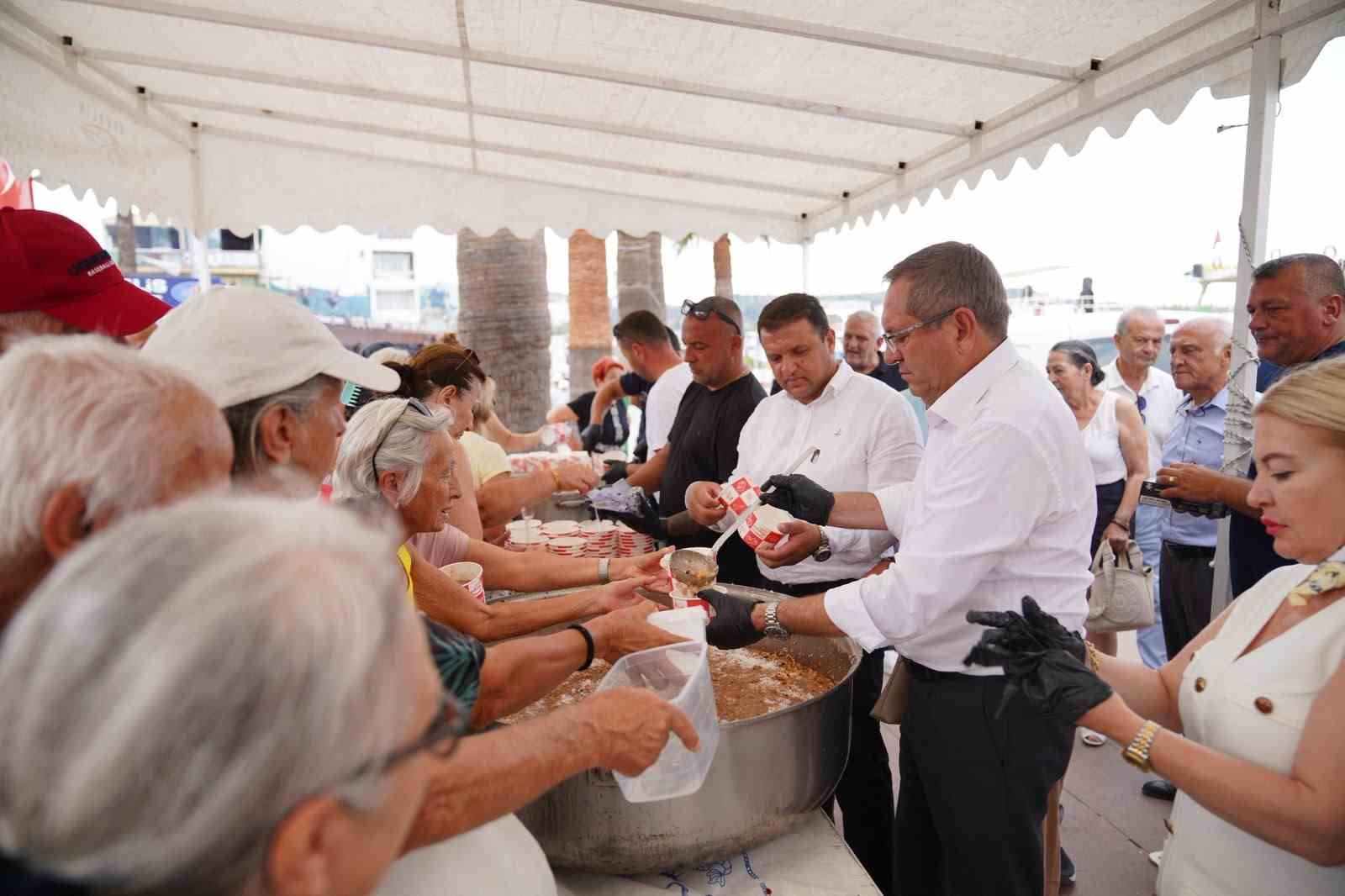 Ayvalık’ta binlerce kişiye aşure ikram edildi