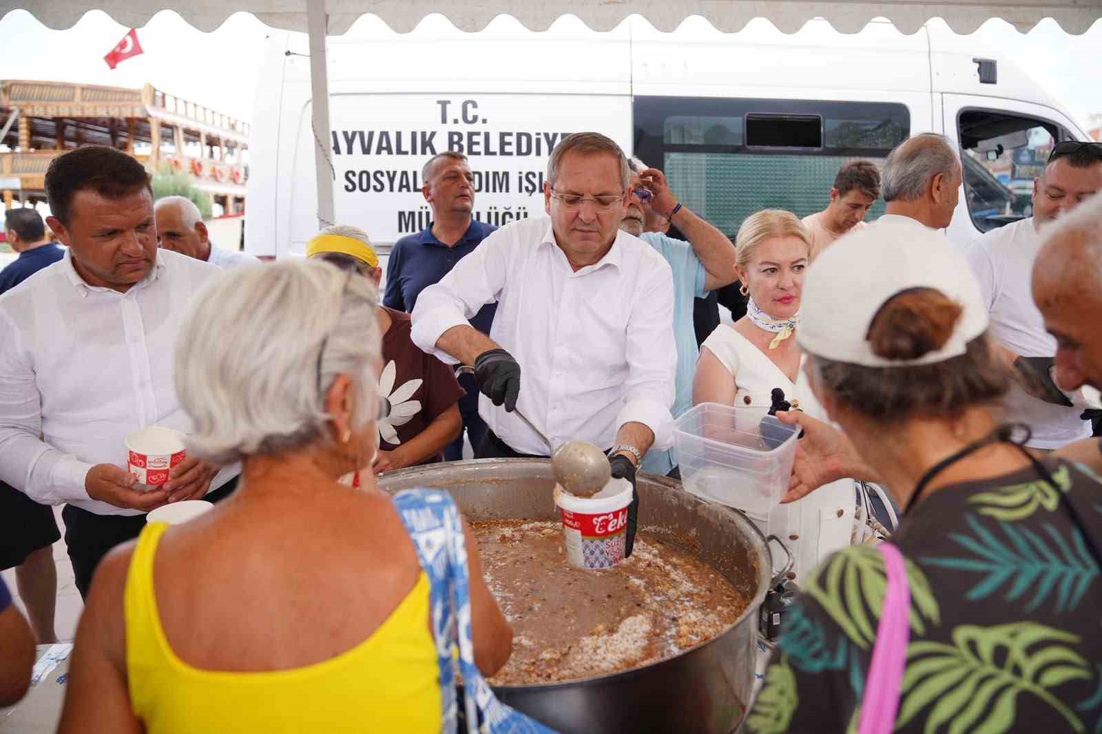 Ayvalık’ta binlerce kişiye aşure ikram edildi