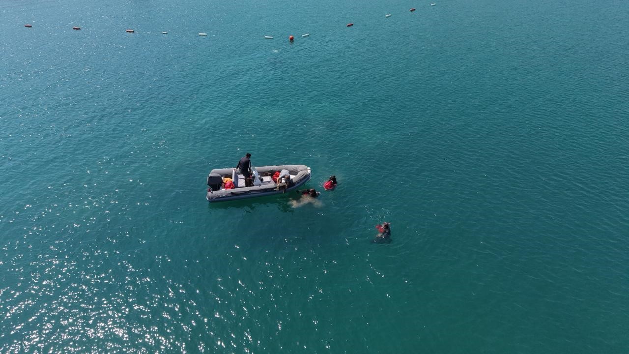 Bodrum’da deniz dibinden 370 kilogram atık çıkarıldı