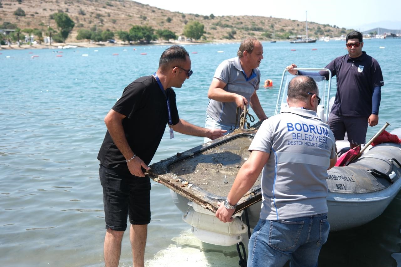 Bodrum’da deniz dibinden 370 kilogram atık çıkarıldı