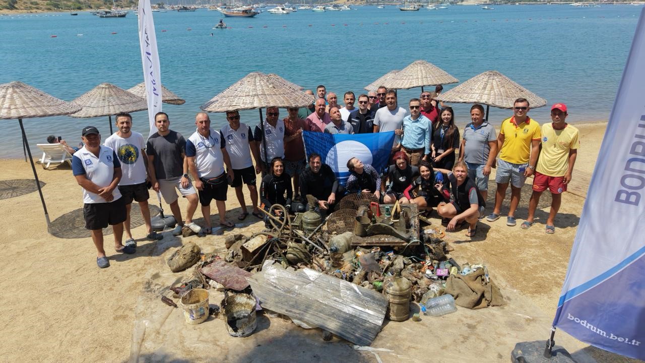 Bodrum’da deniz dibinden 370 kilogram atık çıkarıldı