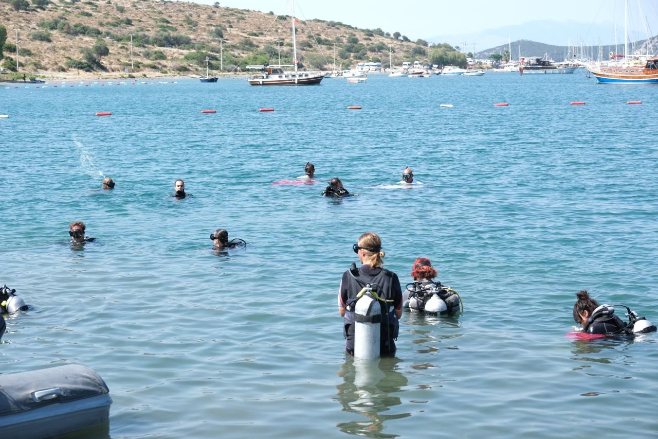 Bodrum’da deniz dibinden 370 kilogram atık çıkarıldı