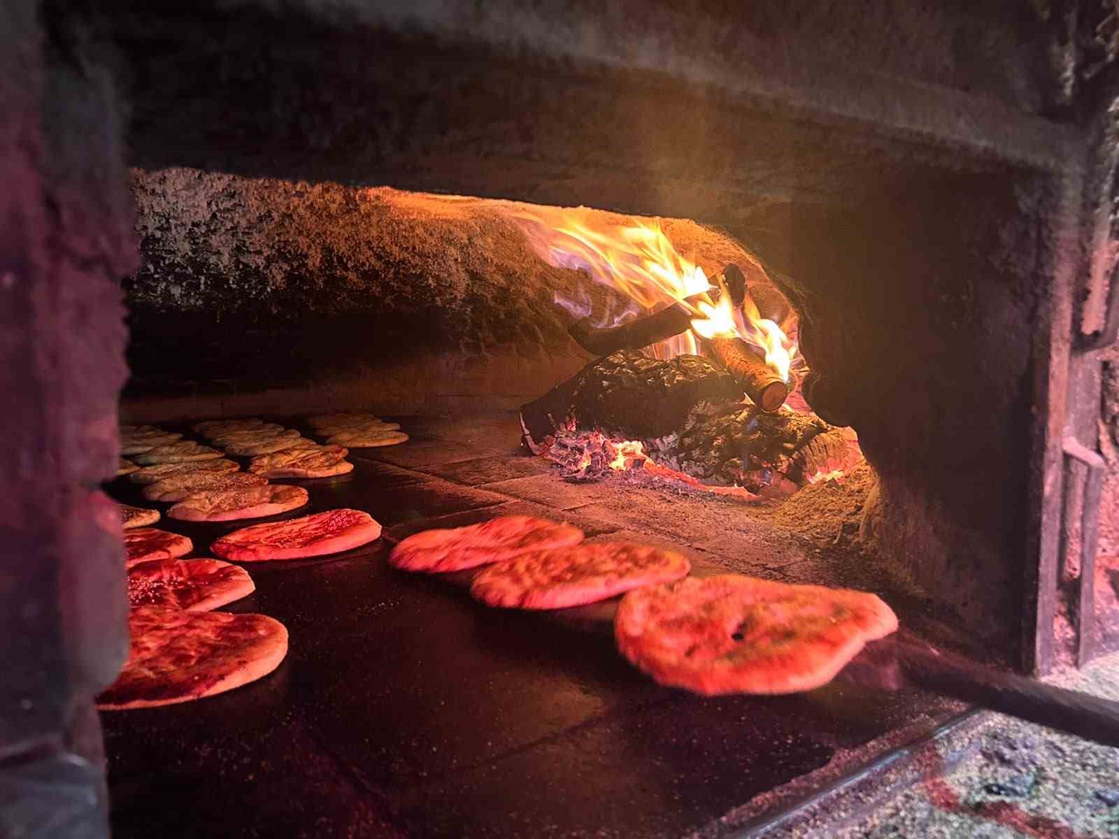 Van’da fırıncılar 300 derece sıcaklıkla mücadele ediyor