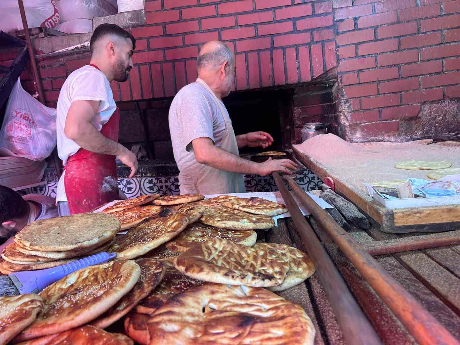 Van’da fırıncılar 300 derece sıcaklıkla mücadele ediyor