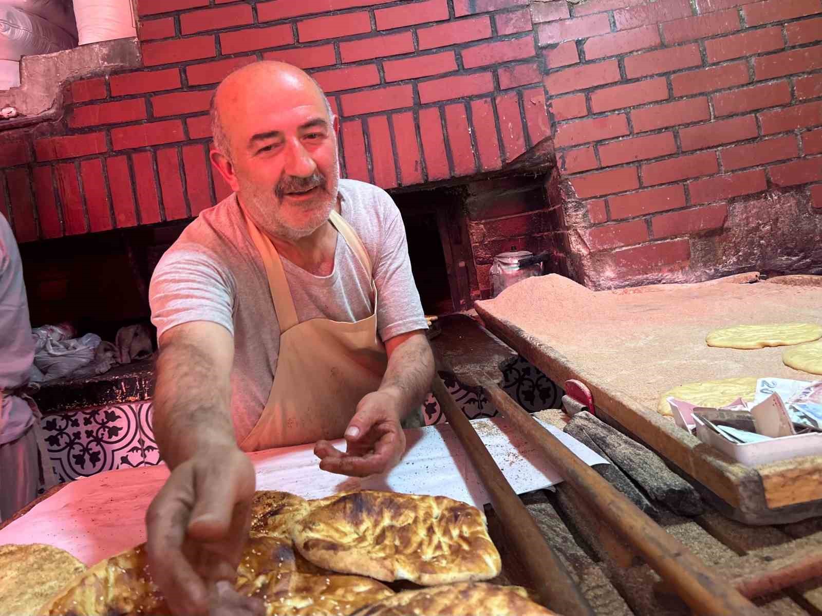 Van’da fırıncılar 300 derece sıcaklıkla mücadele ediyor