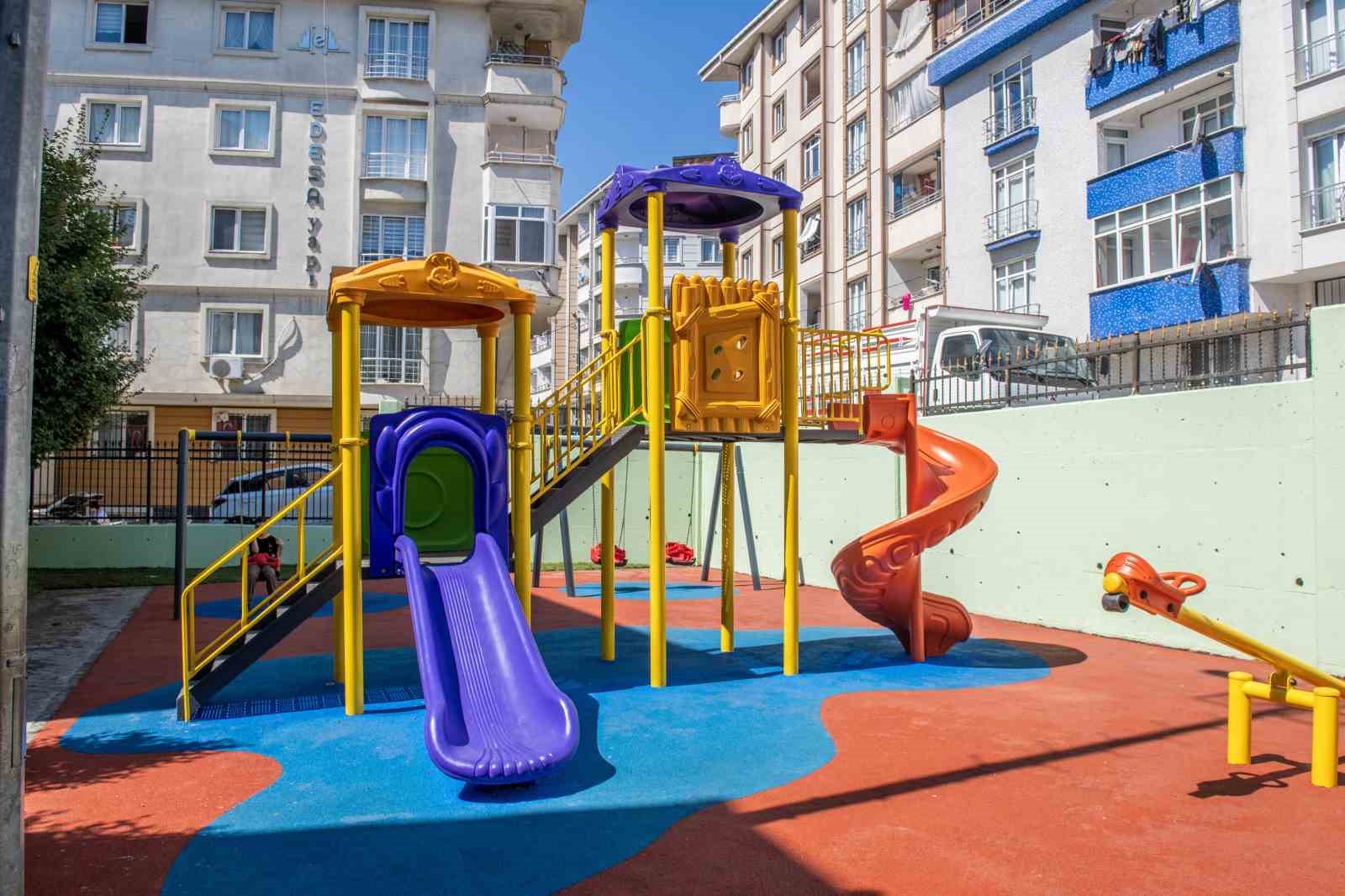 Esenyurt’ta parklar yenileniyor, çocuklar güvenle oynuyor