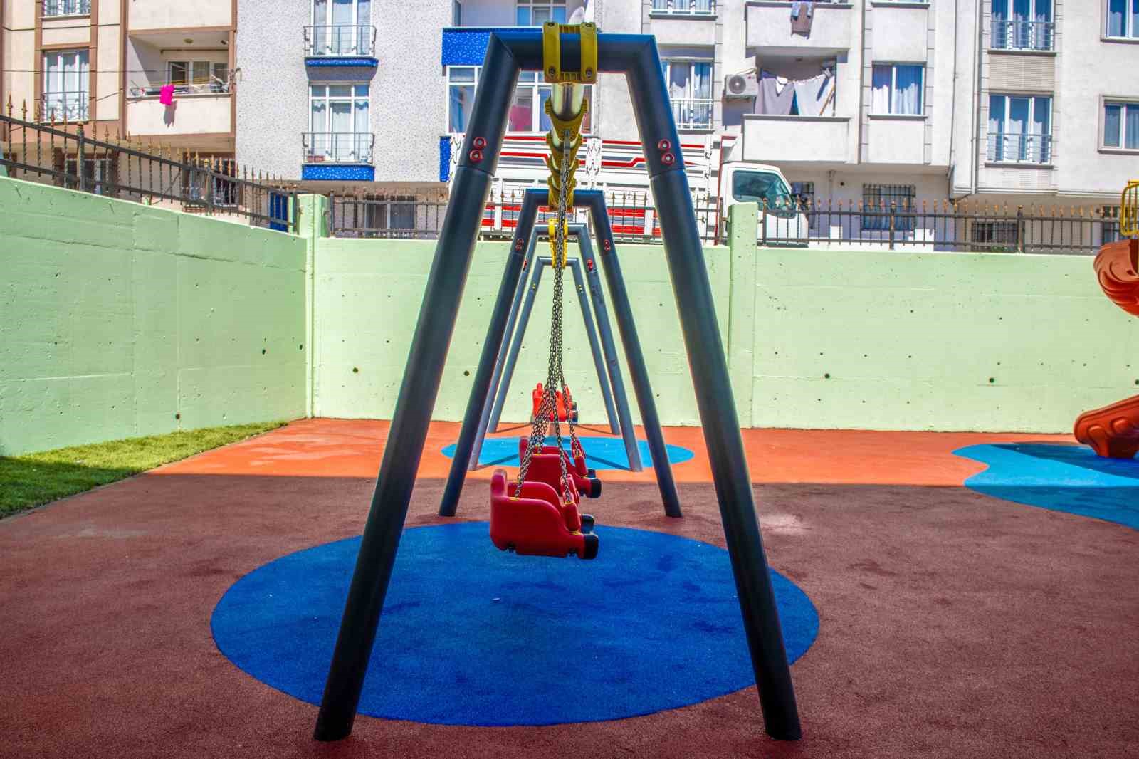 Esenyurt’ta parklar yenileniyor, çocuklar güvenle oynuyor
