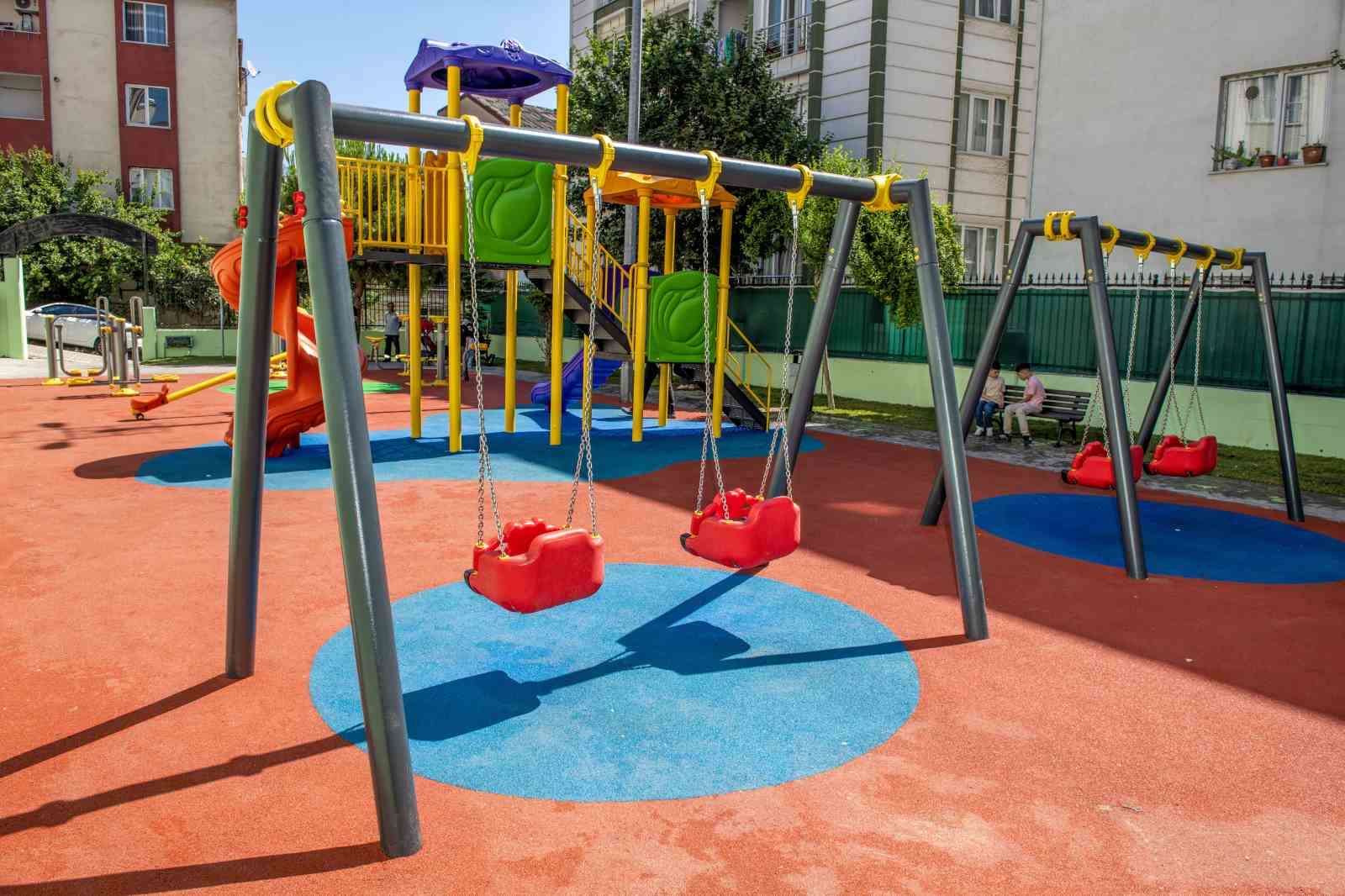 Esenyurt’ta parklar yenileniyor, çocuklar güvenle oynuyor