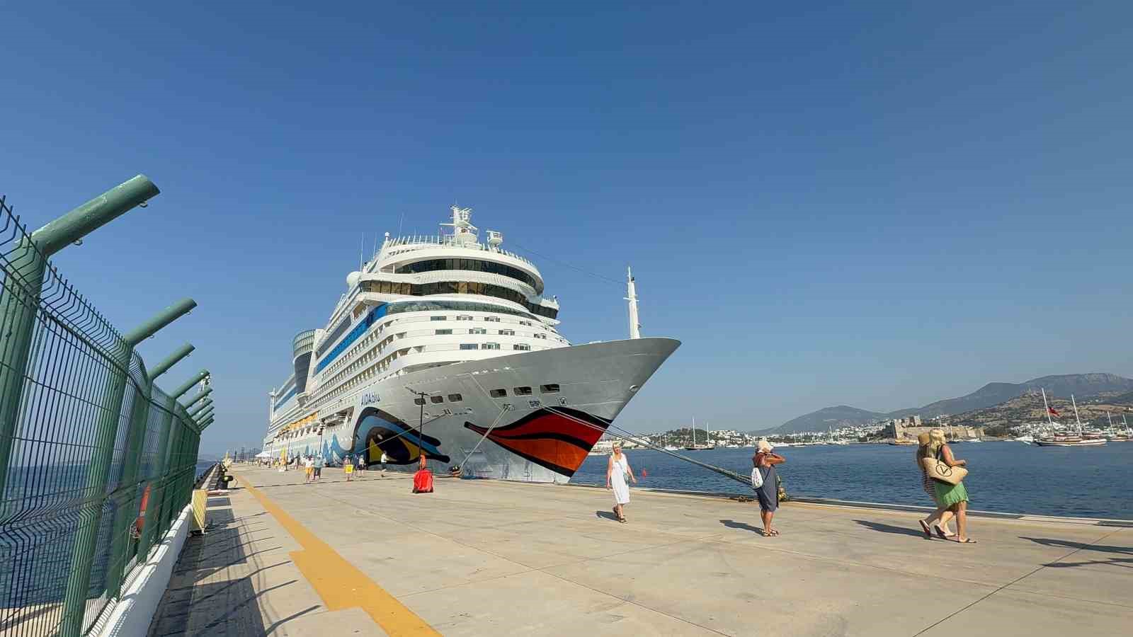 Alman turistleri taşıyan dev kruvaziyer Bodrum’a demirledi